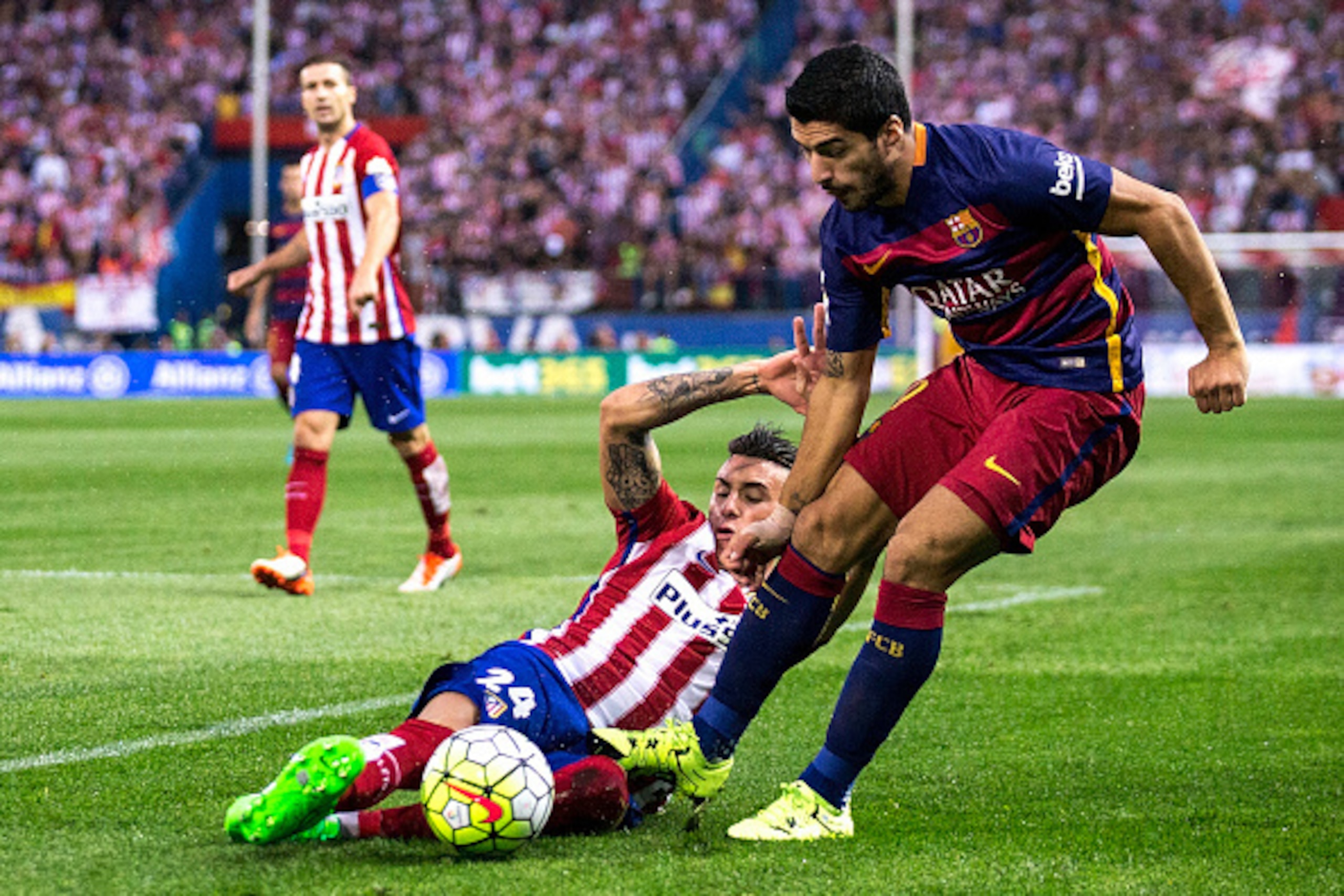 MADRID, SPAIN - SEPTEMBER 12:  Luis Suarez (R) of FC Barcelona competes for the ball with Jose Maria Gimenez (L) of Atletico de Madrid during the La Liga match between Club Atletico de Madrid and FC Barcelona at Vicente Calderon Stadium on September 12, 2