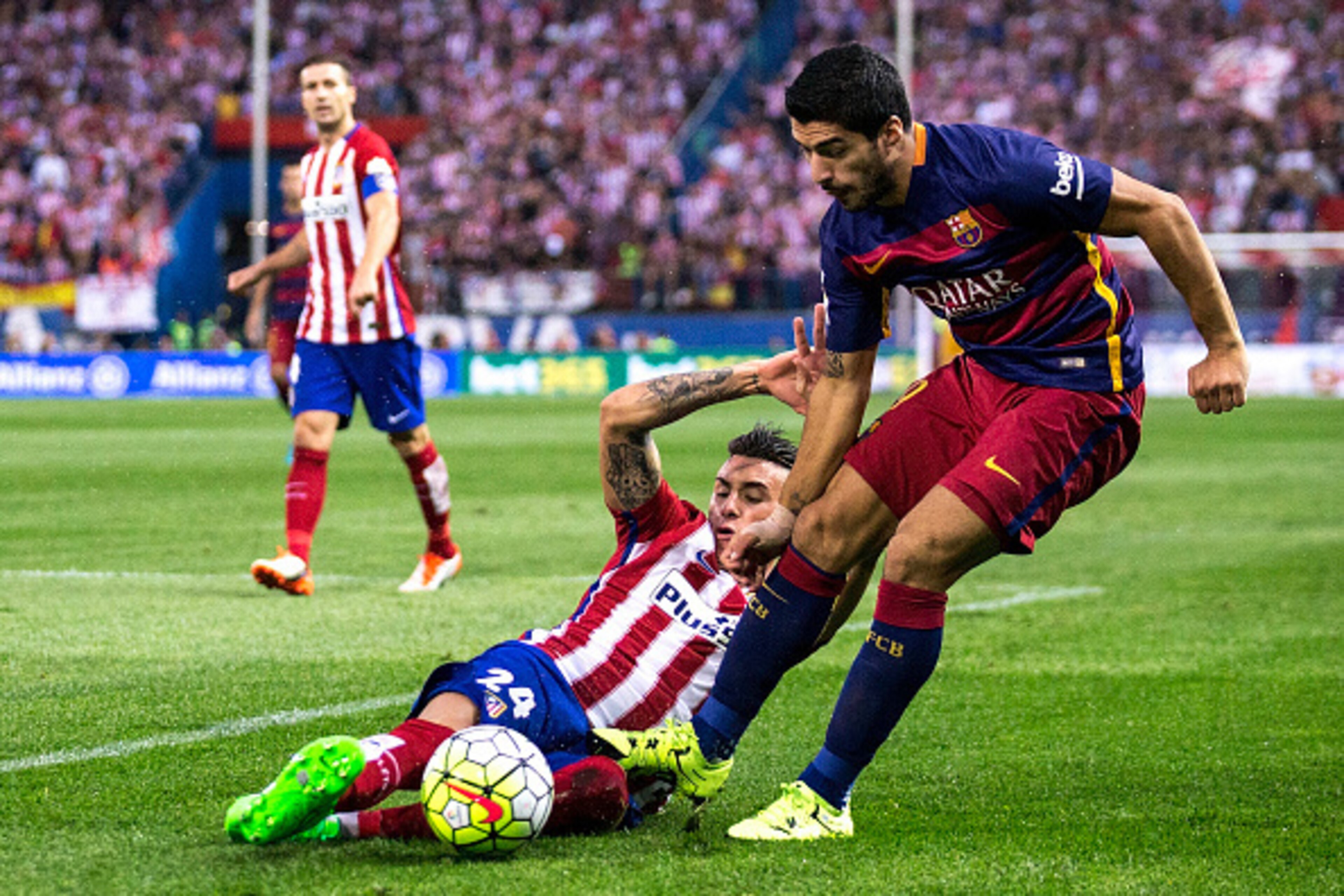 MADRID, SPAIN - SEPTEMBER 12:  Luis Suarez (R) of FC Barcelona competes for the ball with Jose Maria Gimenez (L) of Atletico de Madrid during the La Liga match between Club Atletico de Madrid and FC Barcelona at Vicente Calderon Stadium on September 12, 2