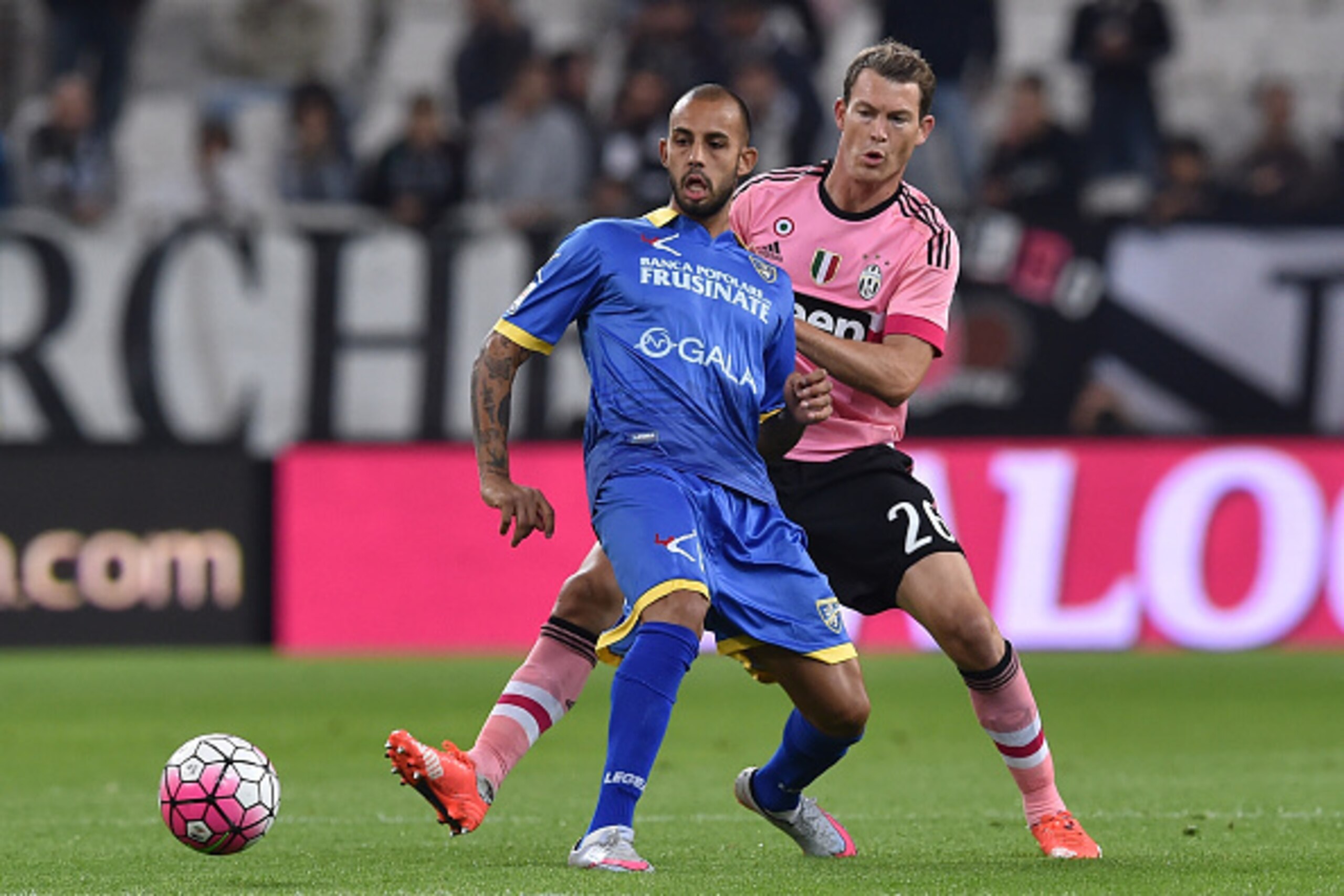 TURIN, ITALY - SEPTEMBER 23:  Stephan Lichtsteiner (R) of Juventus FC competes with Danilo Soddimo of Frosinone Calcio during the Serie A match between Juventus FC and Frosinone Calcio at Juventus Arena on September 23, 2015 in Turin, Italy.  (Photo by Va