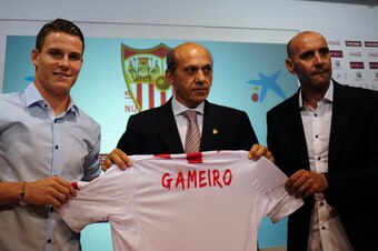 Sevilla's new French player Kevin Gameiro (L) poses with Sevilla's president Jose Maria del Nido (C) and Sevilla's sporting director Monchi (R) during his presentation in Sevilla on July 25, 2013.  AFP PHOTO/ CRISTINA QUICLER        (Photo credit should r
