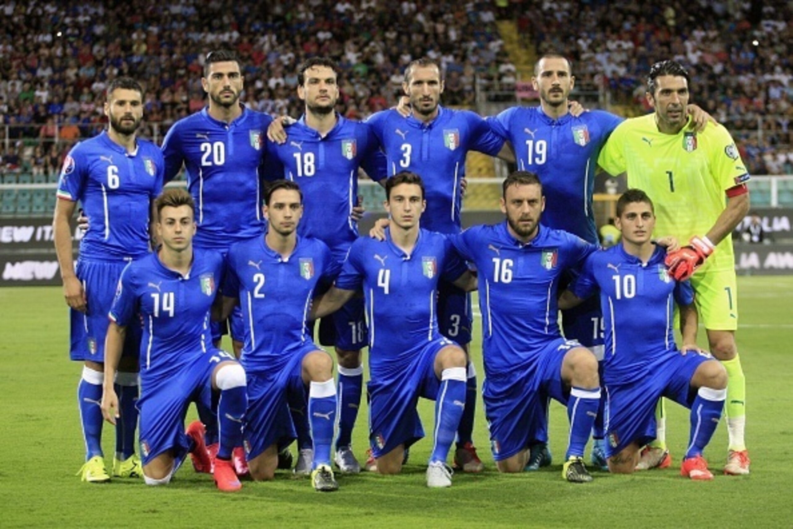Italy's players pose prior to the Euro 2016 qualifying football match between Italy and Bulgaria at Renzo Barbera Stadium in Palermo on September 6, 2015. AFP PHOTO / MARCELLO PATERNOSTRO        (Photo credit should read MARCELLO PATERNOSTRO/AFP/Getty Ima