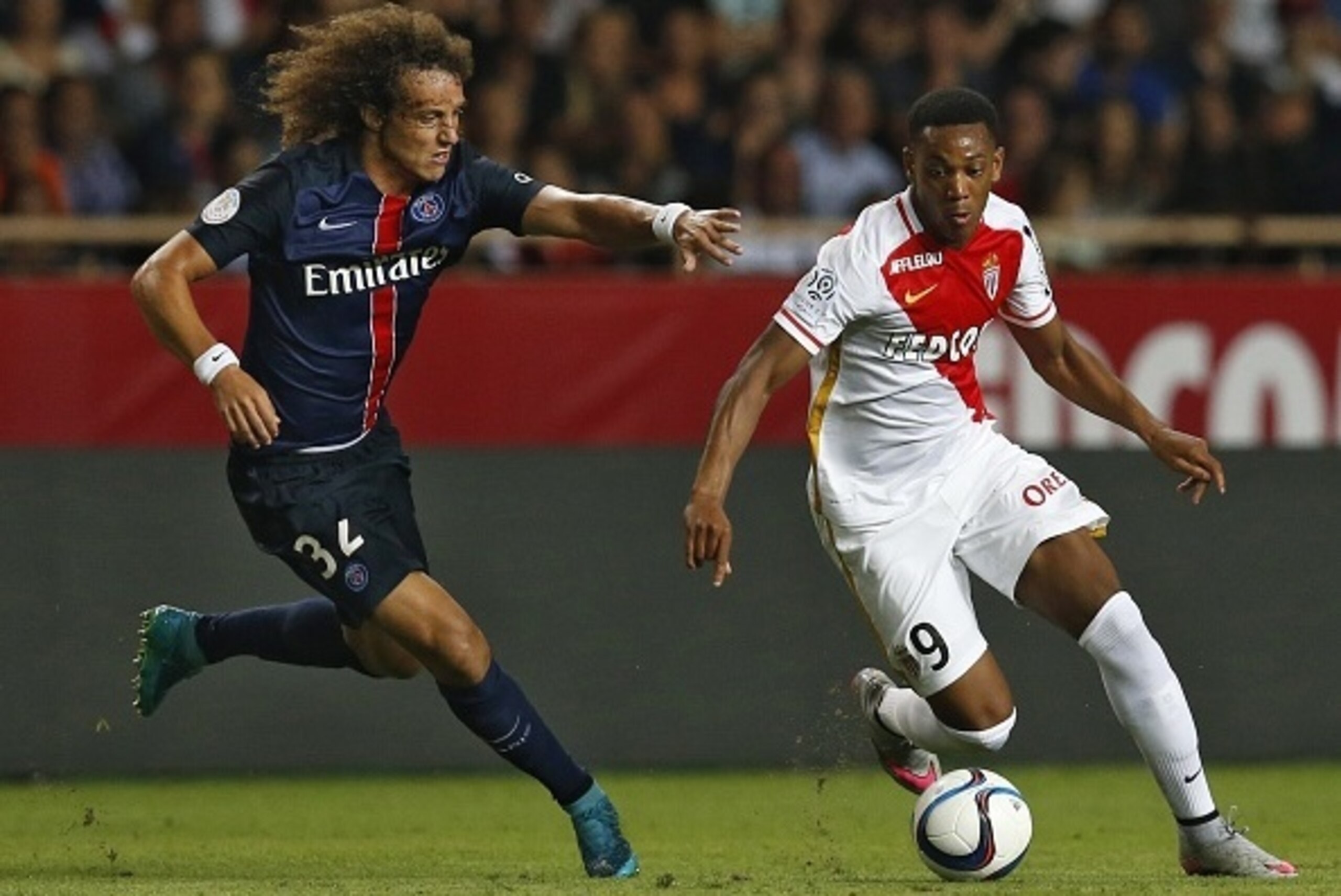 Paris Saint-Germain's Brazilian defender David Luiz (L) vies with Monaco's French forward Anthony Martial during the French L1 football match Monaco (ASM) vs Paris Saint-Germain (PSG), on August 30, 2015 at the Louis II stadium in Monaco.   AFP PHOTO / VA