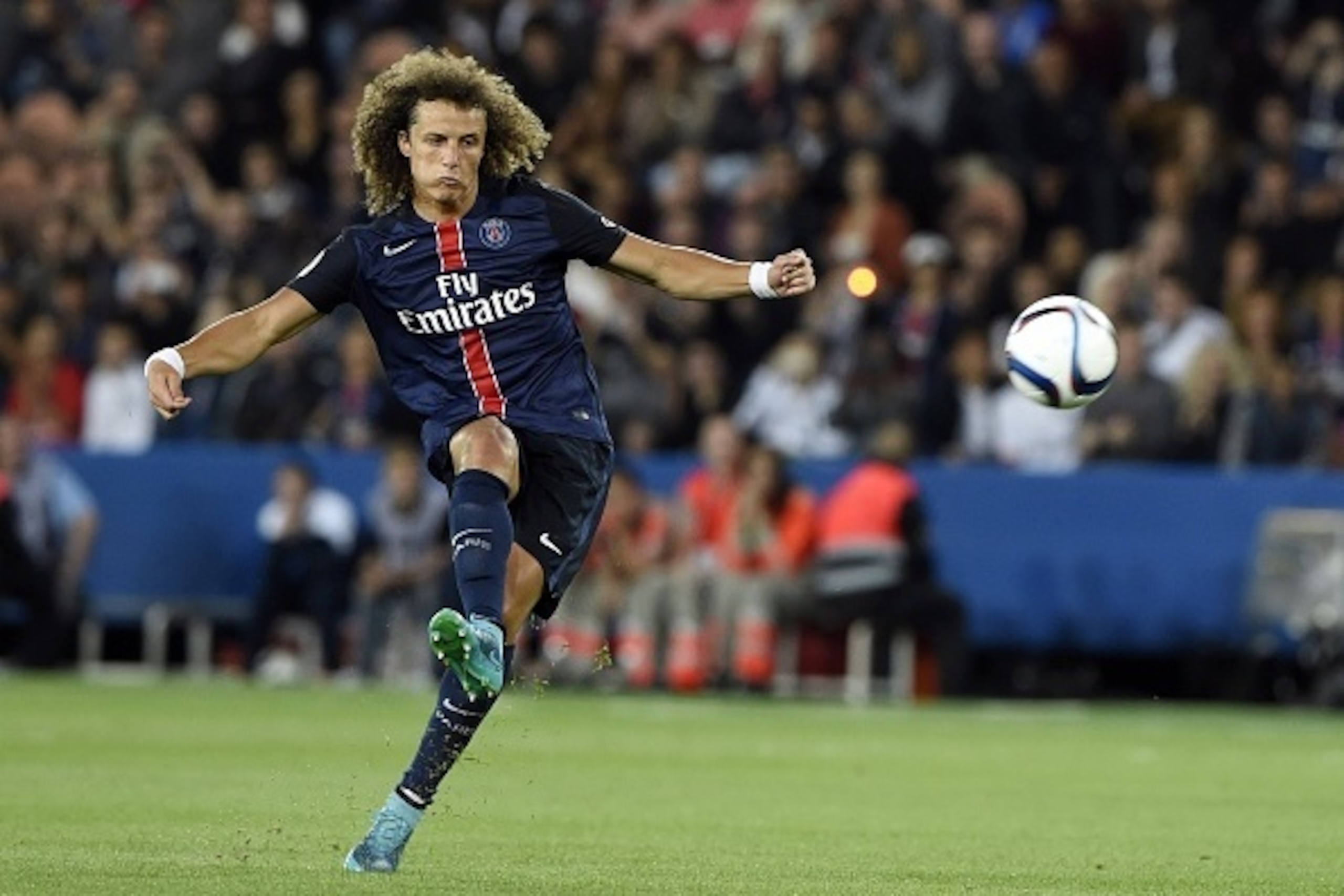 Paris Saint-Germain's Brazilian defender David Luiz controls the ball during the French L1 football match between Paris Saint-Germain and GFC Ajaccio on August 16, 2015 at the Parc-des-Princes stadium in Paris. AFP PHOTO / MIGUEL MEDINA        (Photo cred