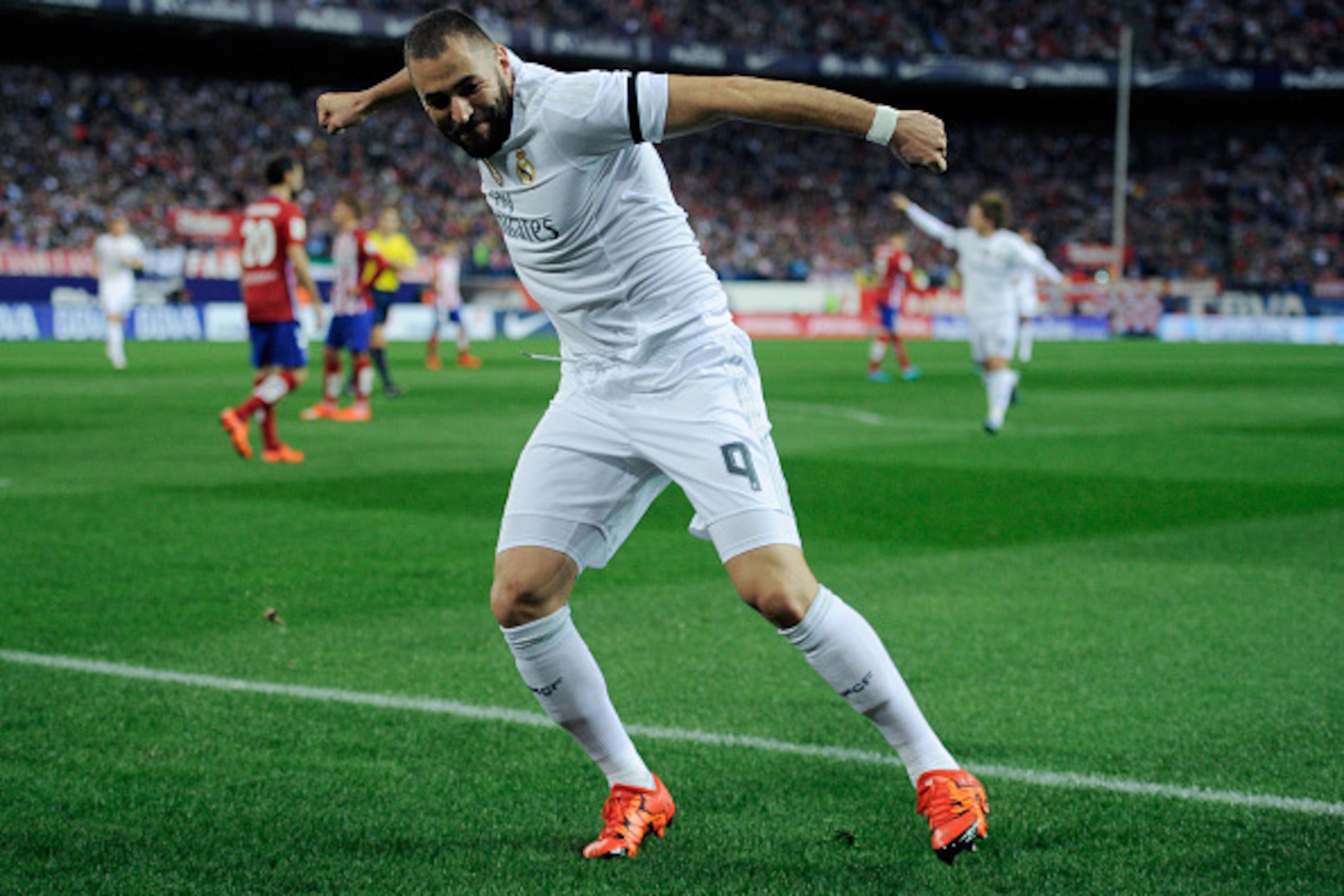 MADRID, SPAIN - OCTOBER 04: Karim Benzema of Real Madrid celebrates after scoring Real's opening goal during the La Liga match between Club Atletico de Madrid and Real Madrid at Vicente Calderon Stadium on October 4, 2015 in Madrid, Spain. (Photo by Den MADRID, SPAIN - OCTOBER 04: Karim Benzema of Real Madrid celebrates after scoring Real's opening goal during the La Liga match between Club Atletico de Madrid and Real Madrid at Vicente Calderon Stadium on October 4, 2015 in Madrid, Spain. (Photo by Den