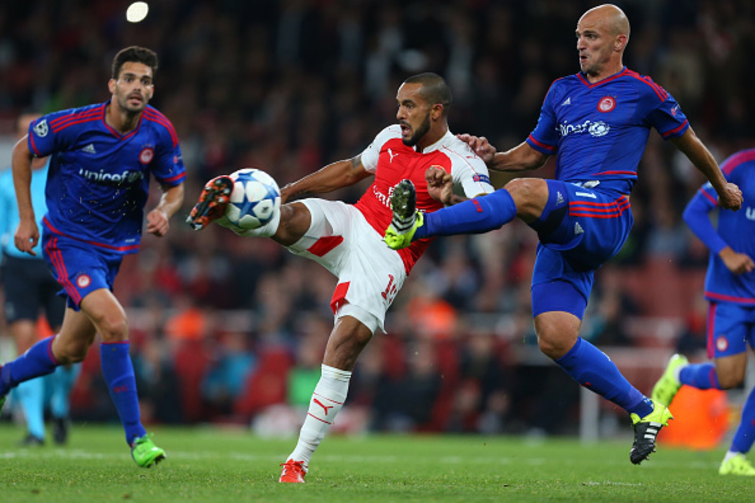 LONDON, ENGLAND - SEPTEMBER 29:  Theo Walcott of Arsenal and Esteban Cambiasso of Olympiacos during the UEFA Champions League match between Arsenal and Olympiacos at the Emirates Stadium on September 29, 2015 in London, United Kingdom.  (Photo by Catherin