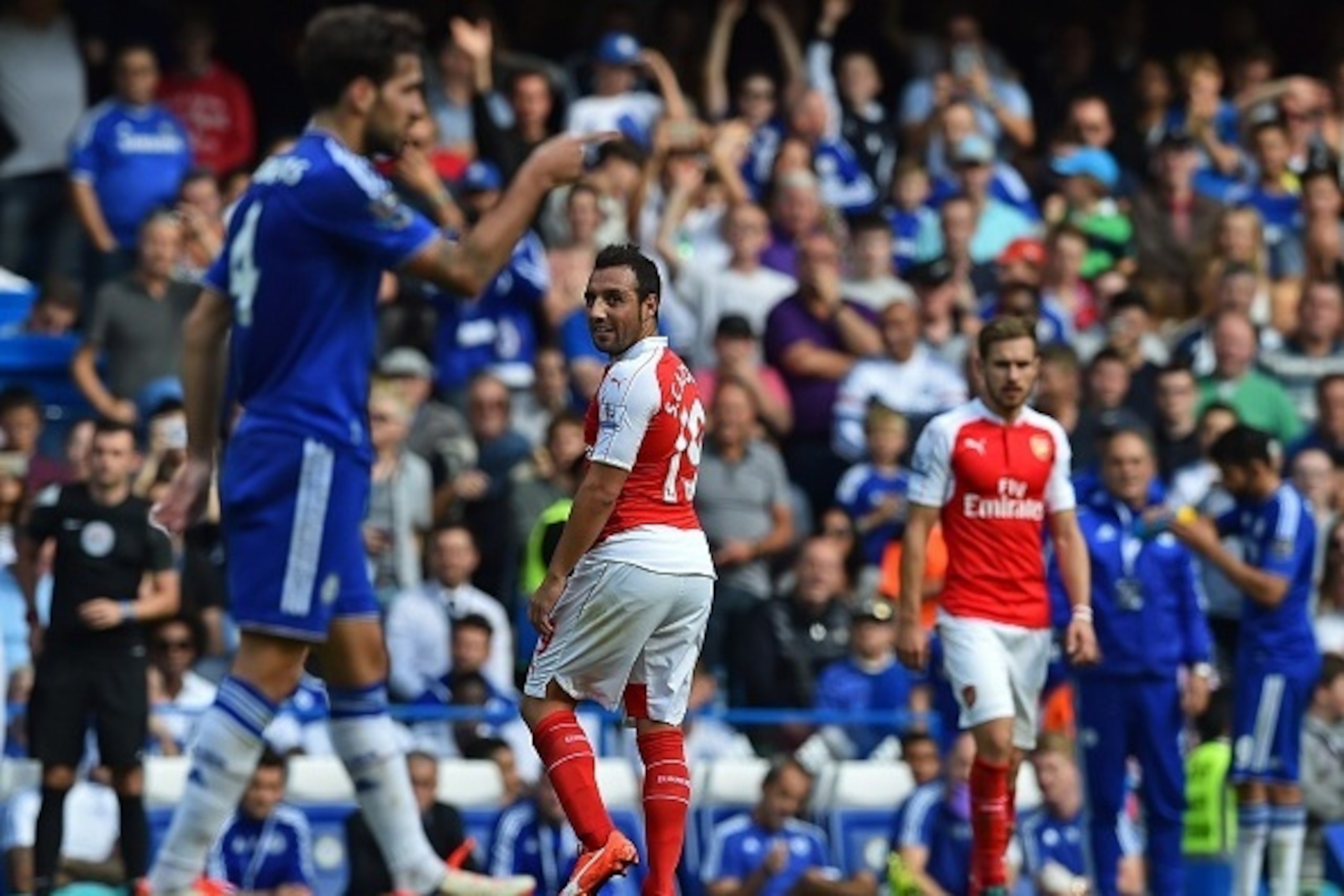 Arsenal's Spanish midfielder Santi Cazorla (2nd L) reacts after being sent off during the English Premier League football match between Chelsea and Arsenal at Stamford Bridge in London on September 19, 2015. AFP PHOTO / BEN STANSALL

RESTRICTED TO EDITORI