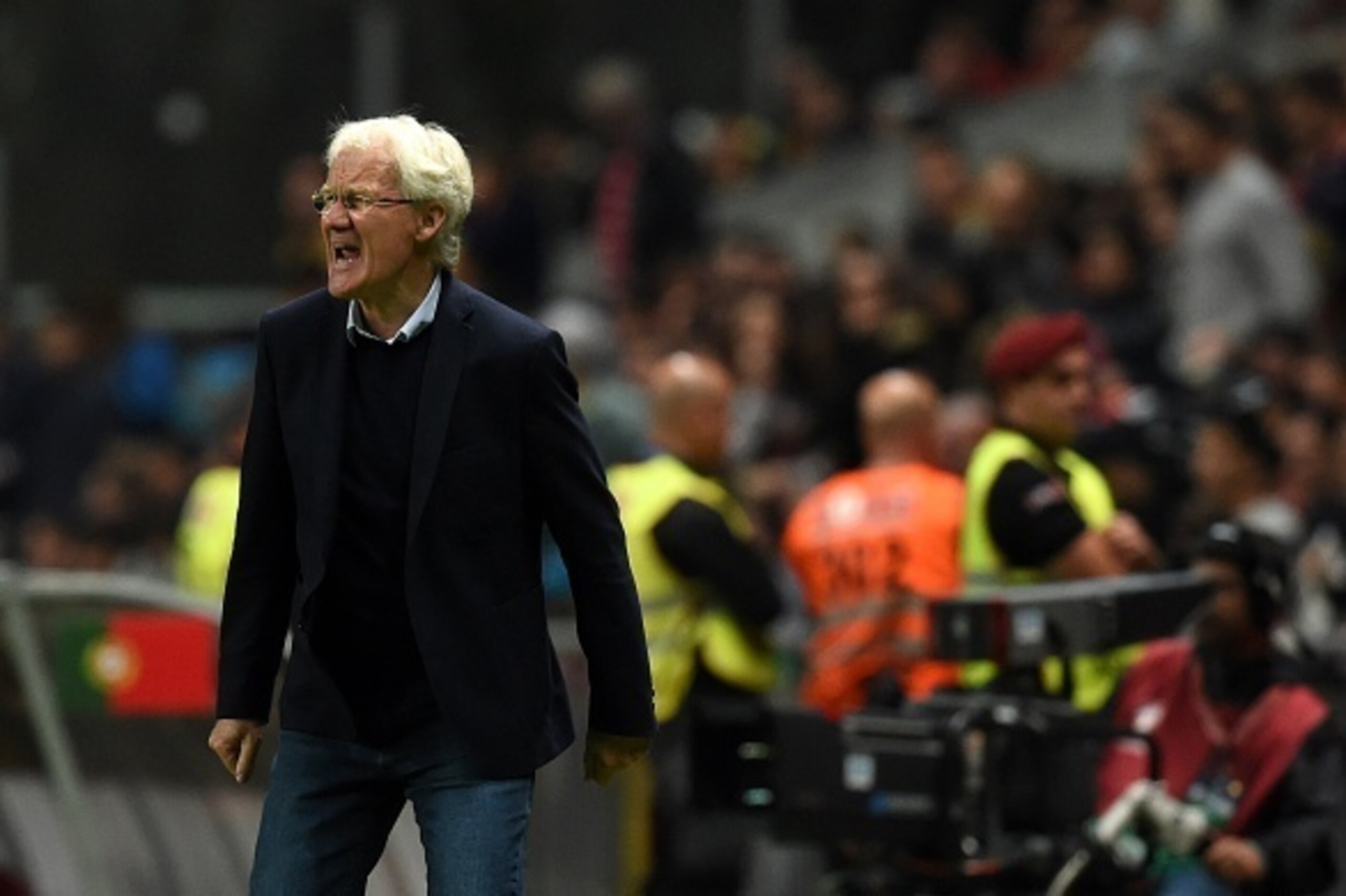 Denmark's head coach Morten Olsen shouts from the sidelines during the Euro 2016 qualifying football match Portugal vs Denmark at the Municipal stadium in Braga on October 8, 2015.   AFP PHOTO/ FRANCISCO LEONG        (Photo credit should read FRANCISCO LE