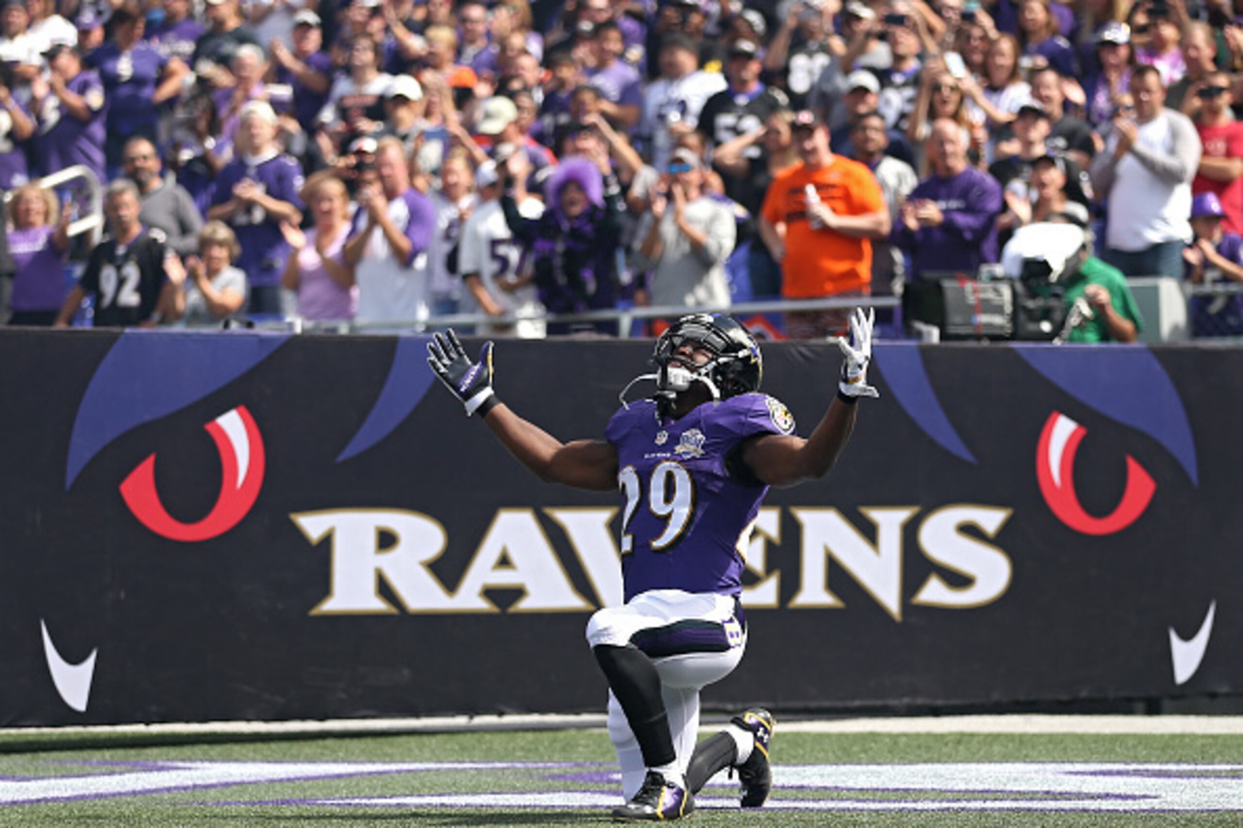 BALTIMORE, MD - SEPTEMBER 27: Running back Justin Forsett #29 of the Baltimore Ravens is introduced before playing against the Cincinnati Bengalsat M&T Bank Stadium on September 27, 2015 in Baltimore, Maryland. (Photo by Patrick Smith/Getty Images)