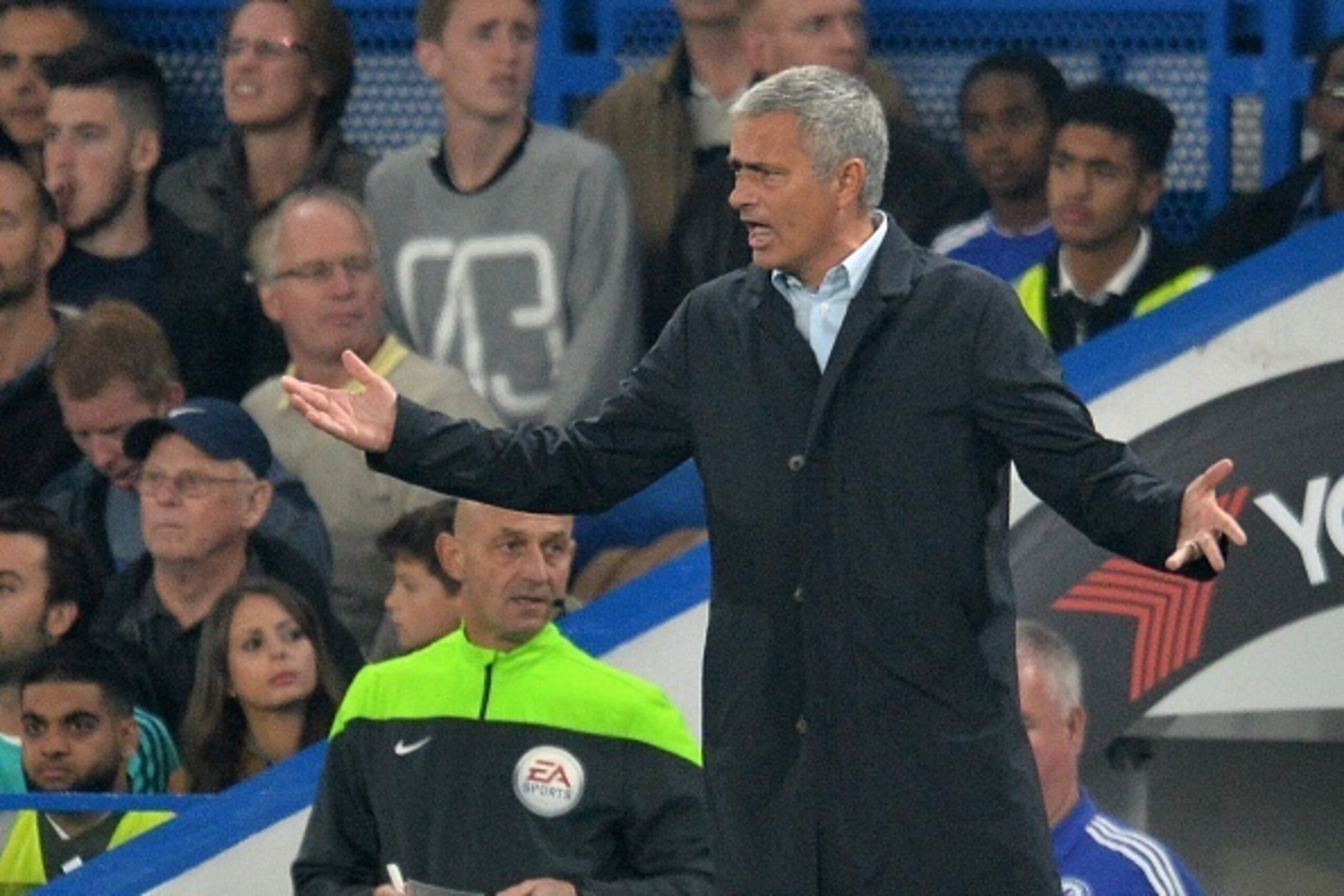 Chelsea's Portuguese manager Jose Mourinho gestures during the English Premier League football match between Chelsea and Southampton at Stamford Bridge in London on October 3, 2015. AFP PHOTO / GLYN KIRK

RESTRICTED TO EDITORIAL USE. No use with unauthori