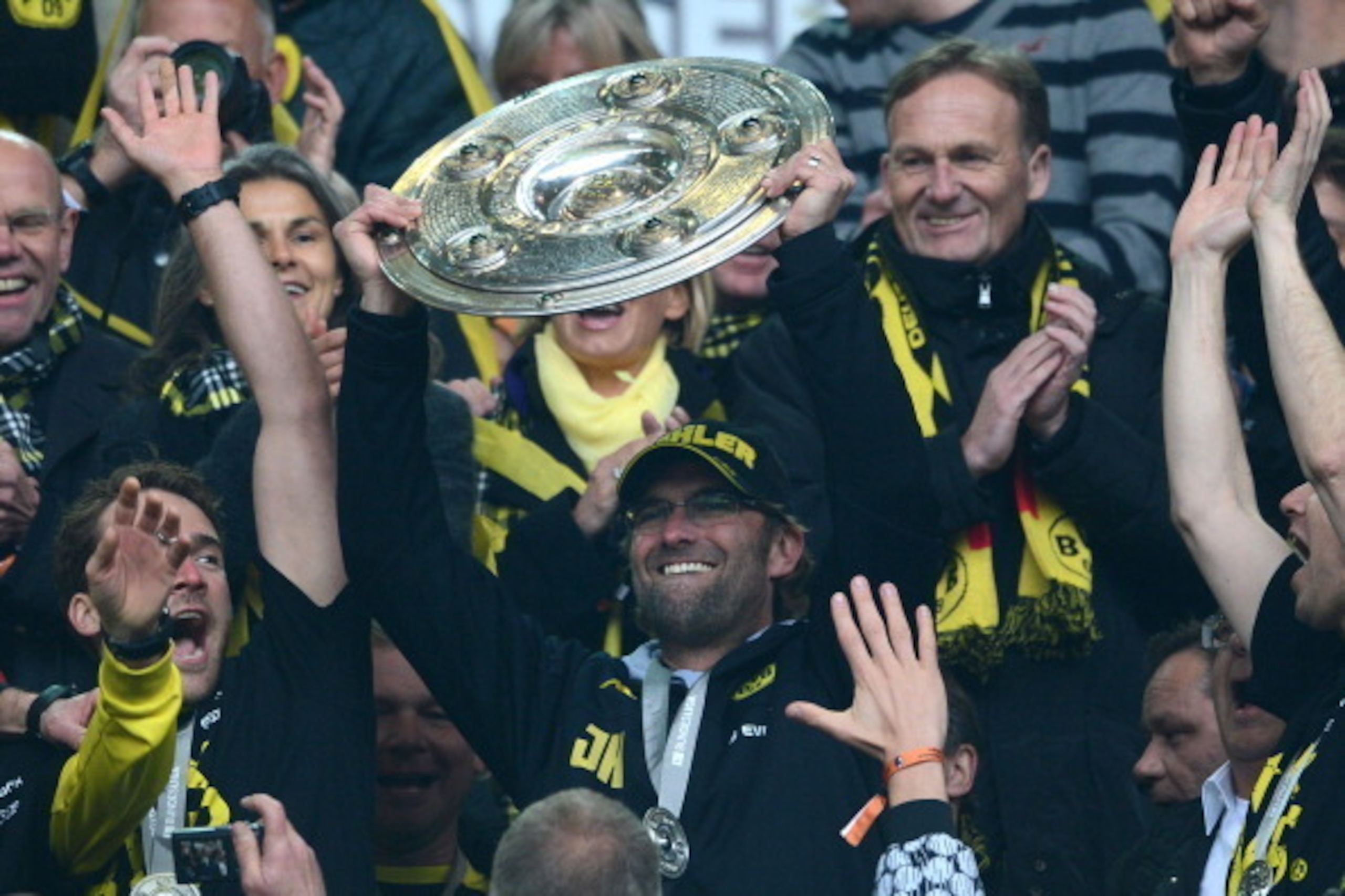 Dortmund's head coach Juergen Klopp lifts the trophy after the German first football division Bundesliga match between Borussia Dortmund and SC Freiburg in Dortmund, western Germany, on May 5, 2012.    AFP PHOTO / PATRIK STOLLARZ

RESTRICTIONS / EMBARGO -
