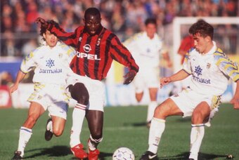 13 NOV 1995:  GEORGE WEAH OF AC MILAN TAKES ON THE PARMA DEFENCE DURING THE SERIE A MATCH BETWEEN PARMA AND AC MILAN WHICH WAS PLAYED AT THE ENNIO TARDINI STADIUM, PARMA. Mandatory Credit: Allsport/ALLSPORT