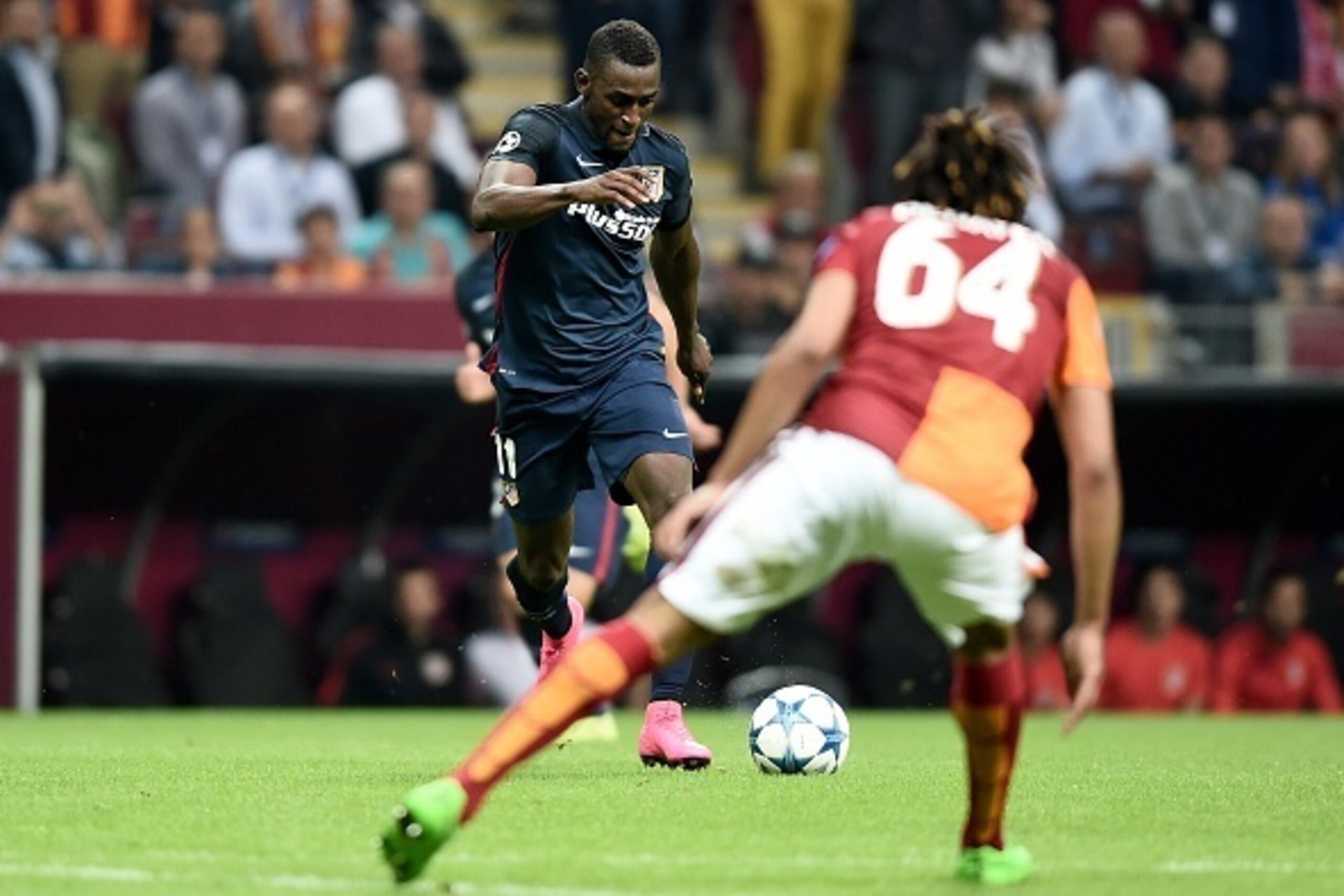 Atletico Madrid's Jackson Martinez (L) vies for the ball with Galatasaray's Jason Denayer (R) during the Champions League group C football match Galatasaray vs Atletico Madrid on September 15, 2015 at the TT Arena Stadium in Istanbul. AFP PHOTO / OZAN KOS