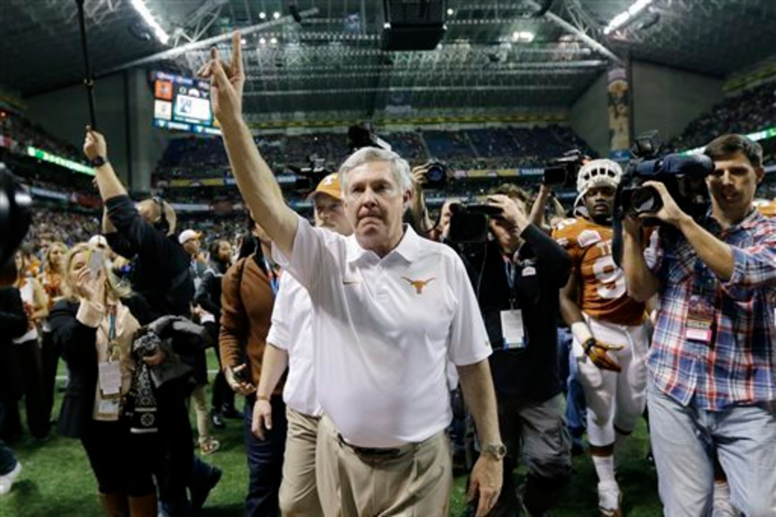 Mack Brown's final game in the 2013 Alamo Bowl vs. Oregon Mack Brown's final game in the 2013 Alamo Bowl vs. Oregon
