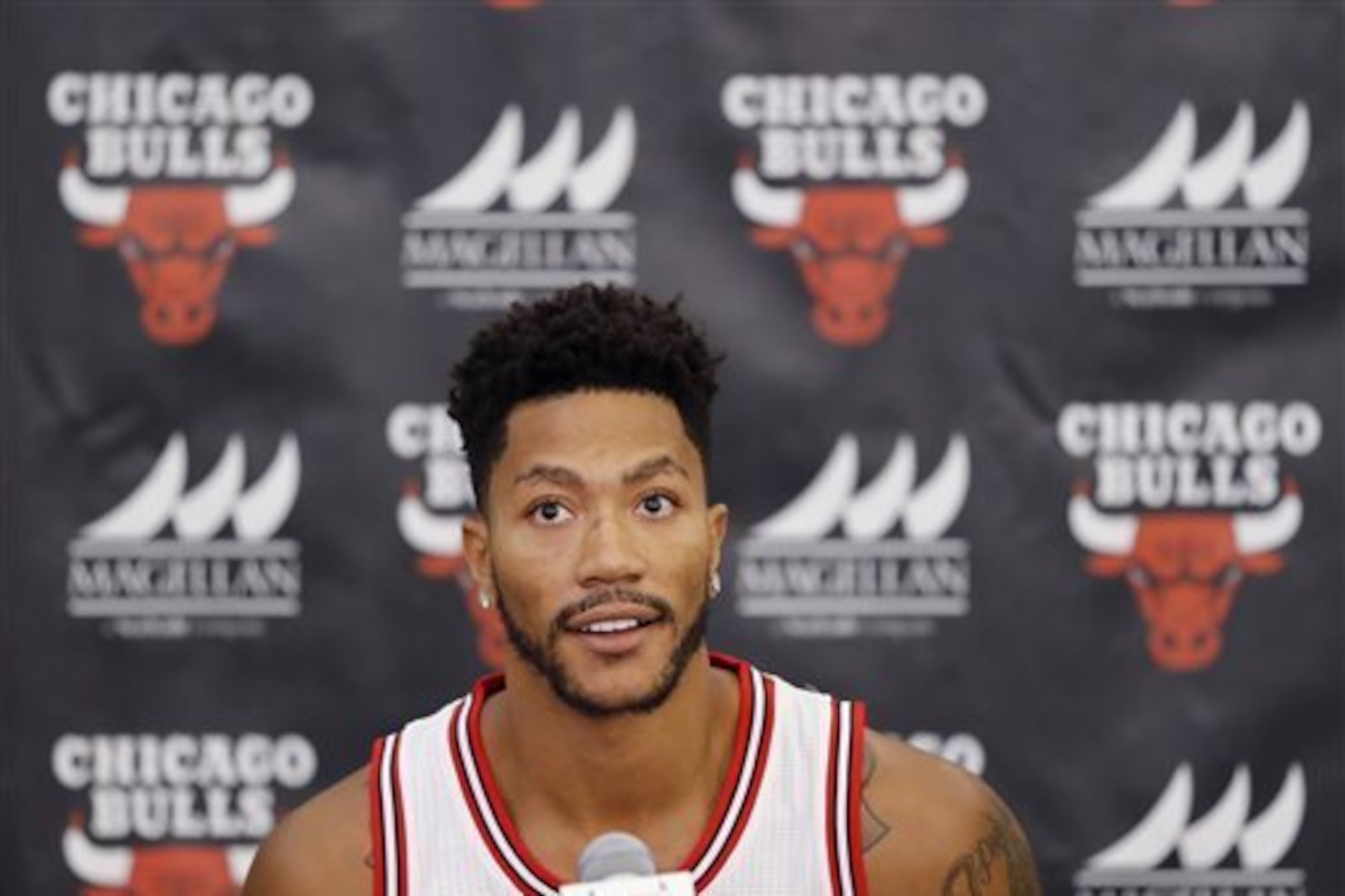 Derrick Rose posing as Christopher "Kid" Reid from Kid 'n' Play