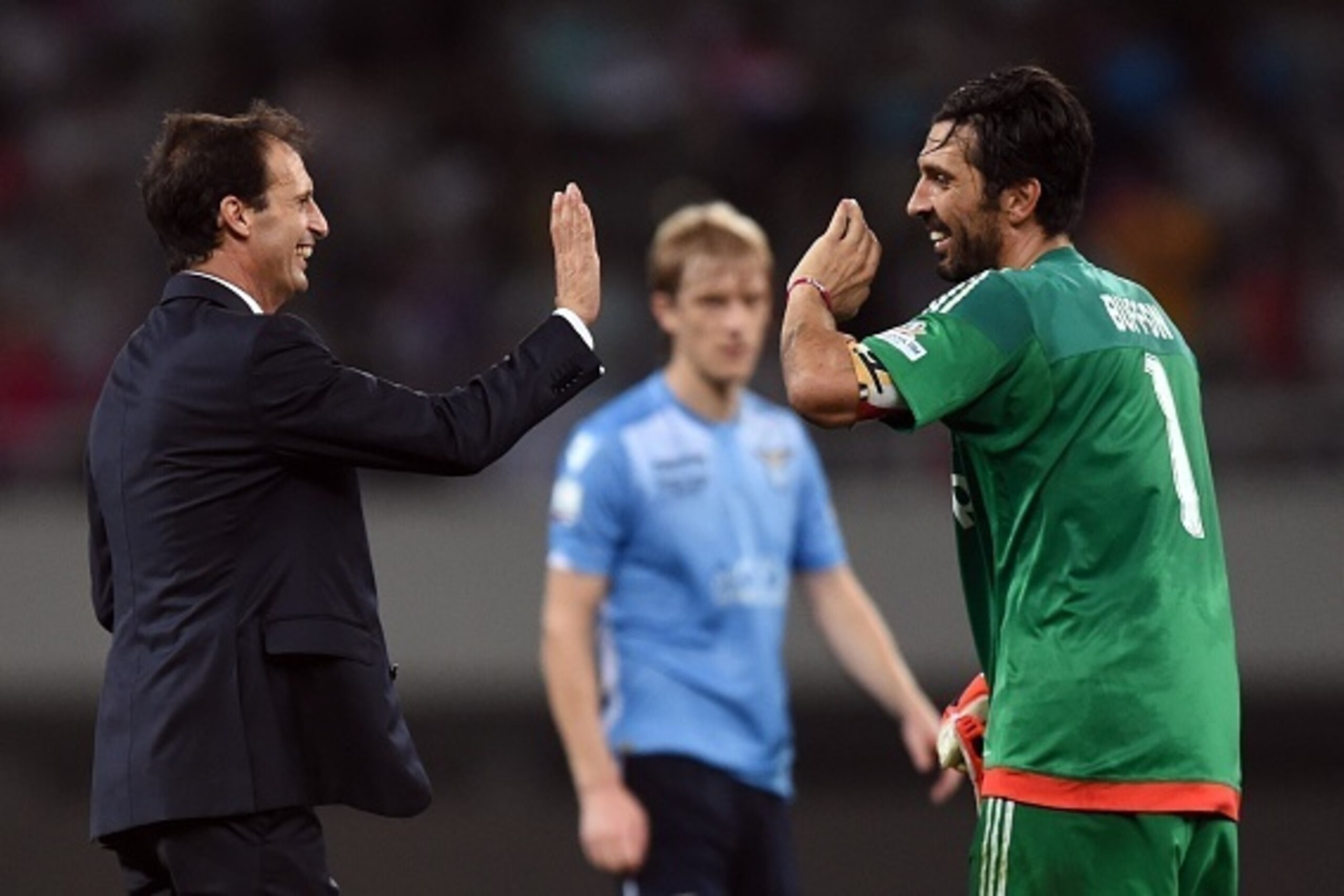 Juventus head coach Massimiliano Allegri (L) and Juventus Italian goalkeeper Gianluigi Buffon celebrate their victory after the Italian Super Cup final football match between Juventus and Lazio in Shanghai on August 8, 2015. AFP PHOTO / JOHANNES EISELE   