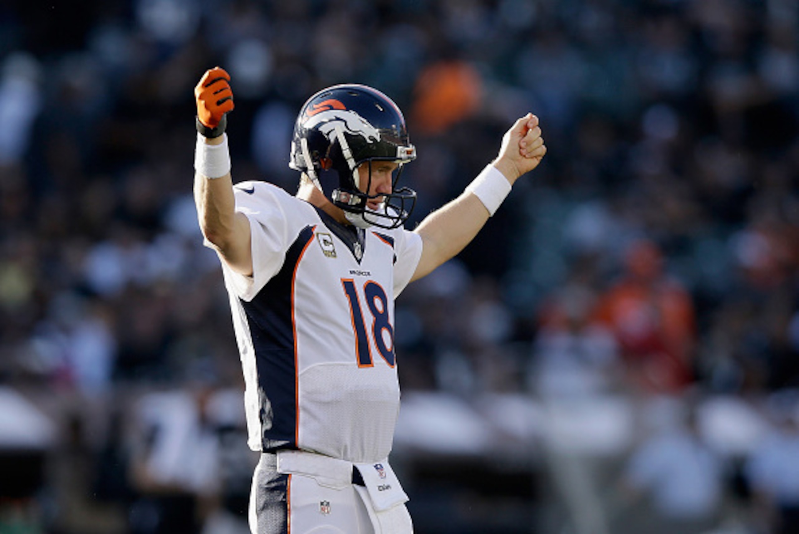 OAKLAND, CA - NOVEMBER 09:  Peyton Manning #18 of the Denver Broncos in action against the Oakland Raiders at O.co Coliseum on November 9, 2014 in Oakland, California.  (Photo by Ezra Shaw/Getty Images)