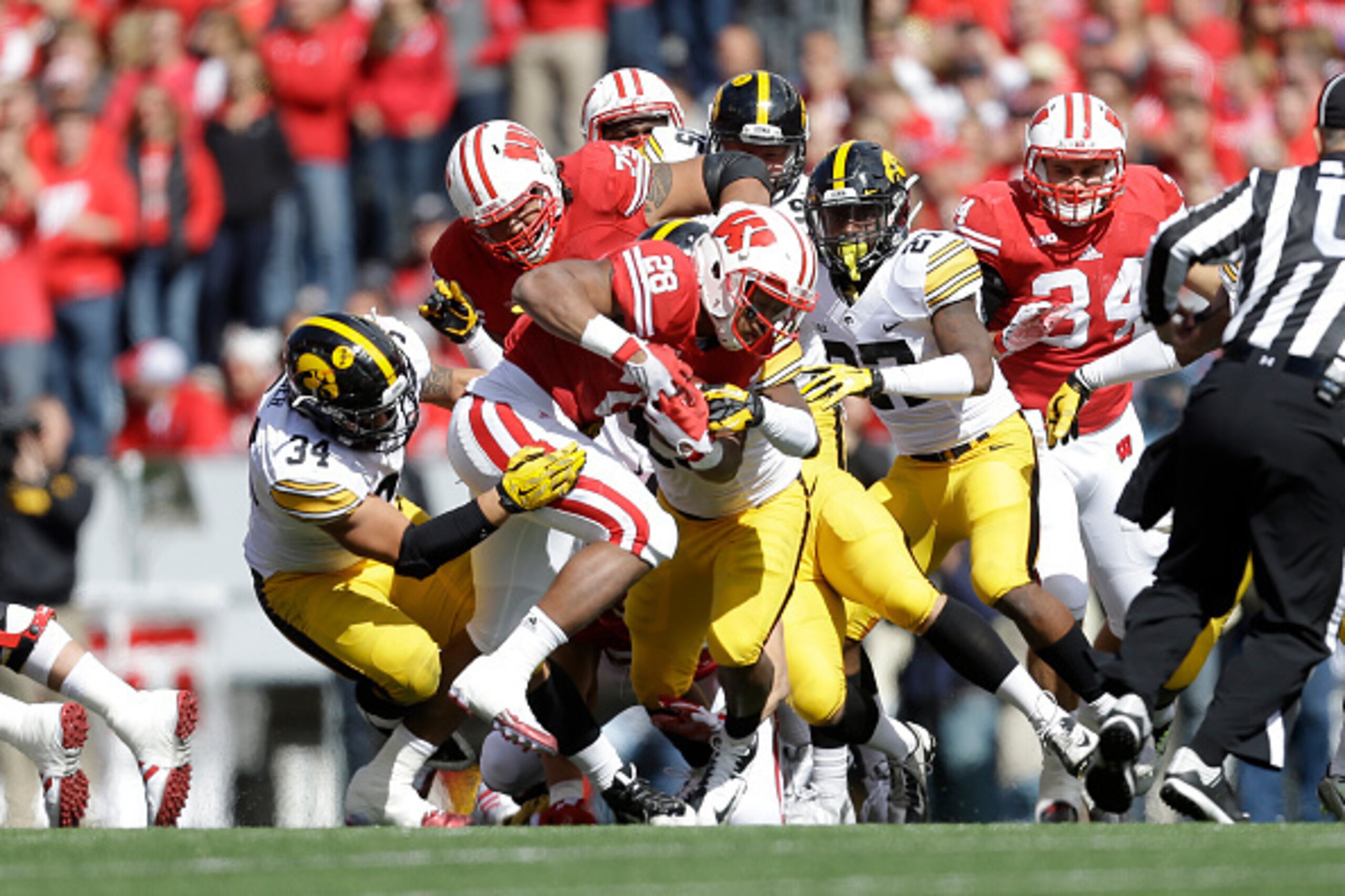 MADISON, WI - OCTOBER 03: Taiwan Deal #28 of the Wisconsin Badgers runs with the football during the second half against the Iowa Hawkeyes at Camp Randall Stadium on October 03, 2015 in Madison, Wisconsin. (Photo by Mike McGinnis/Getty Images) MADISON, WI - OCTOBER 03: Taiwan Deal #28 of the Wisconsin Badgers runs with the football during the second half against the Iowa Hawkeyes at Camp Randall Stadium on October 03, 2015 in Madison, Wisconsin. (Photo by Mike McGinnis/Getty Images)