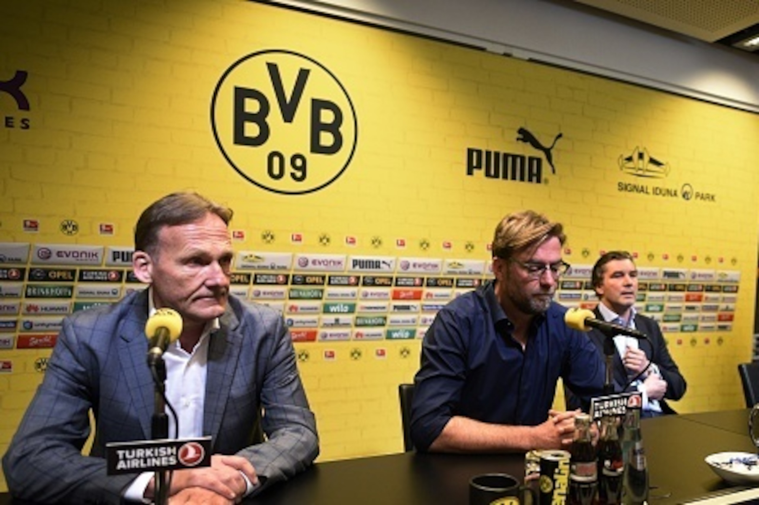 Dortmund's head coach Juergen Klopp (C), Dortmund's CEO Hans-Joachim Watzke (L) and Dormund's sports director Michael Zorc (R) give a press conference on April 15, 2015 in Dortmund, western Germany, to announce that Klopp will step down as coach of German