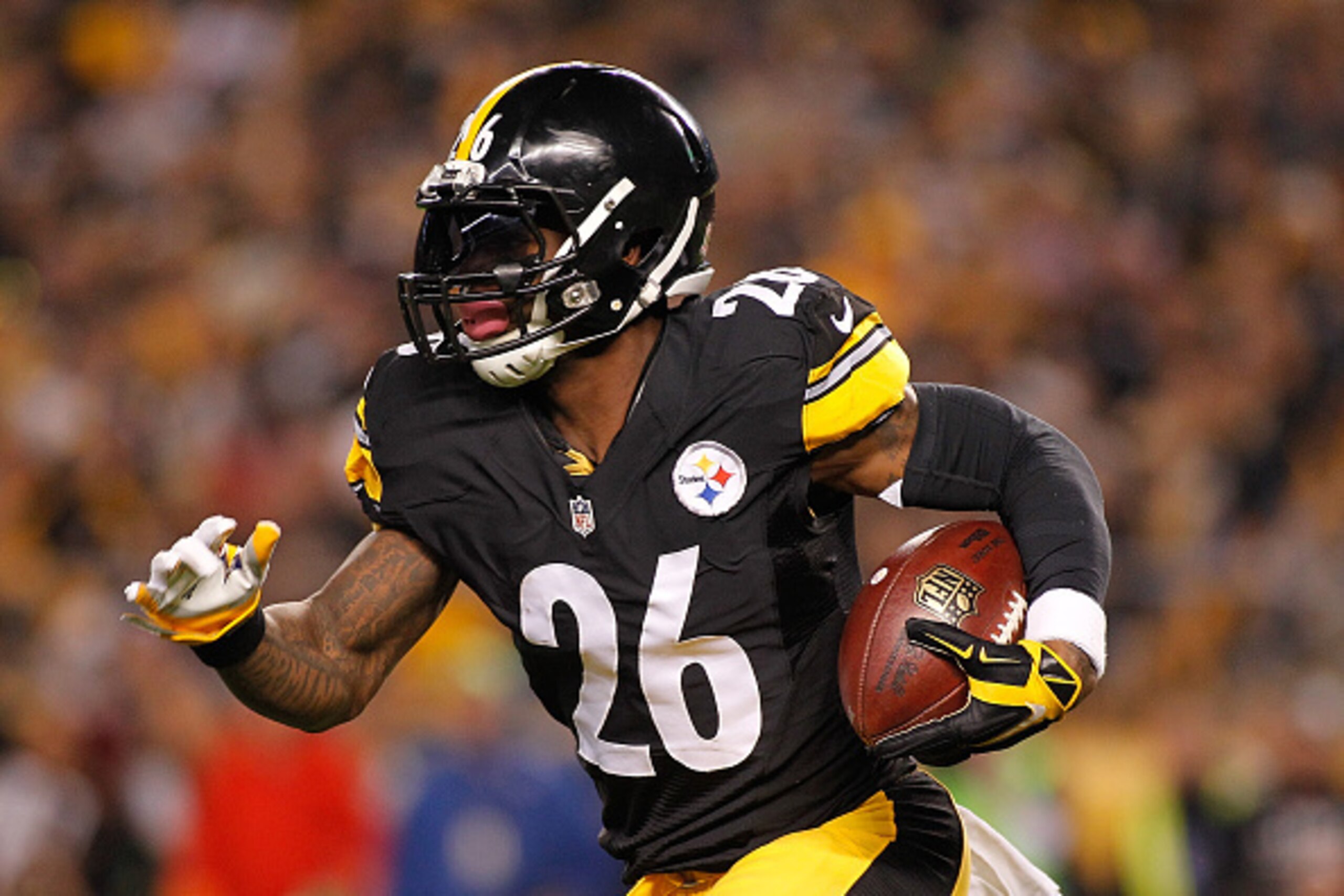 PITTSBURGH, PA - OCTOBER 01: Le'Veon Bell #26 of the Pittsburgh Steelers runs the ball during the game against the Baltimore Ravens at Heinz Field on October 1, 2015 in Pittsburgh, Pennsylvania.  (Photo by Justin K. Aller/Getty Images)