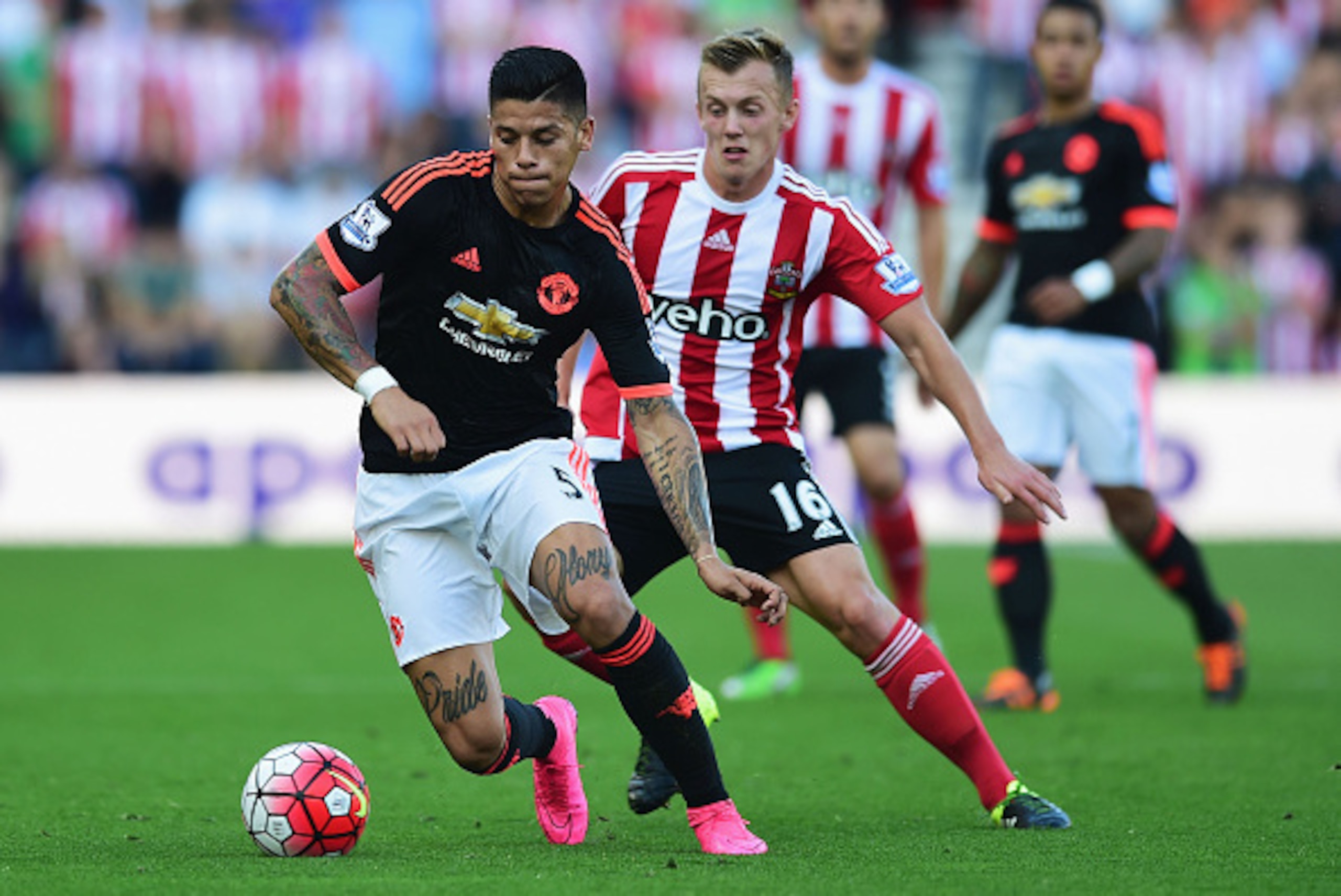 SOUTHAMPTON, ENGLAND - SEPTEMBER 20:  Marcos Rojo of Manchester United evades James Ward-Prowse of Southampton during the Barclays Premier League match between Southampton and Manchester United at St Mary's Stadium on September 20, 2015 in Southampton, Un