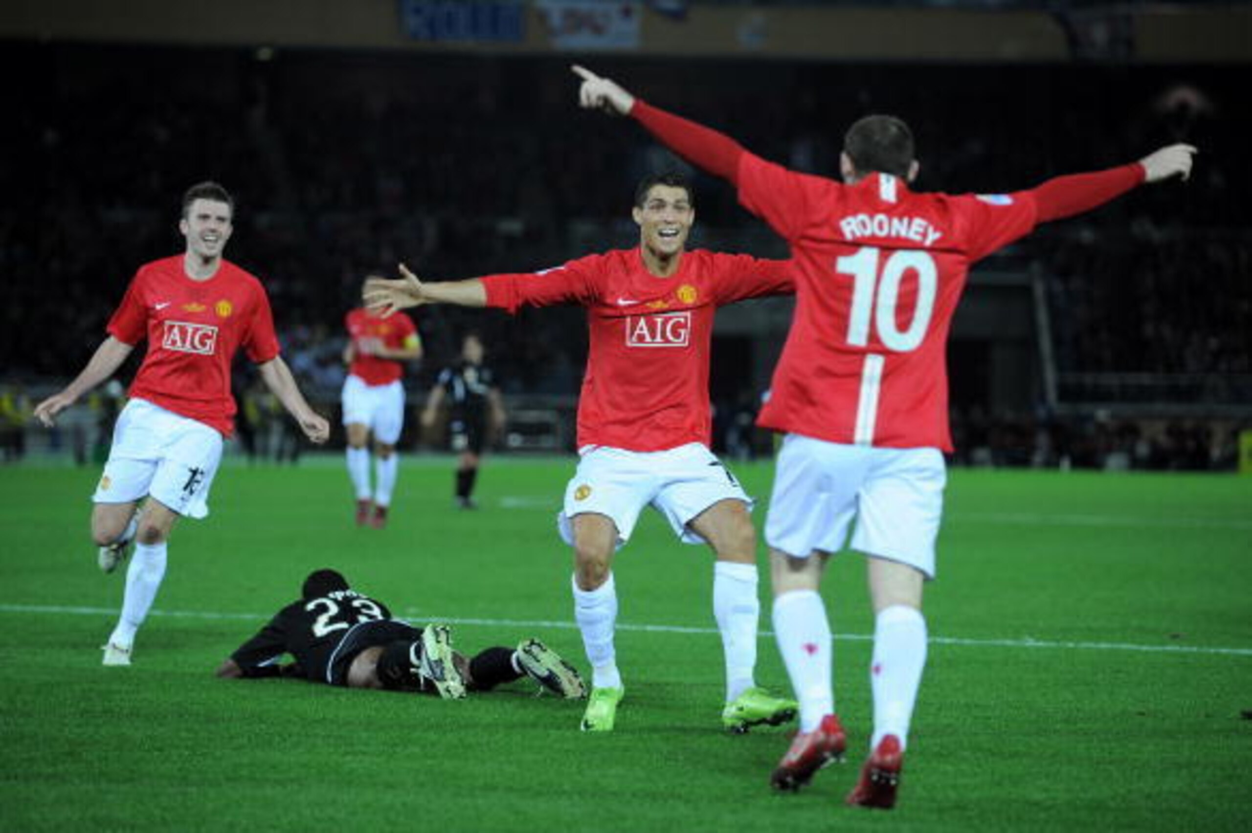 YOKOHAMA, JAPAN - DECEMBER 21:  Cristiano Ronaldo of Manchester United congratulates team-mate Wayne Rooney during the FIFA Club World Cup Japan 2008 Final match between Manchester United and Liga De Quito at the International Stadium Yokohama on December