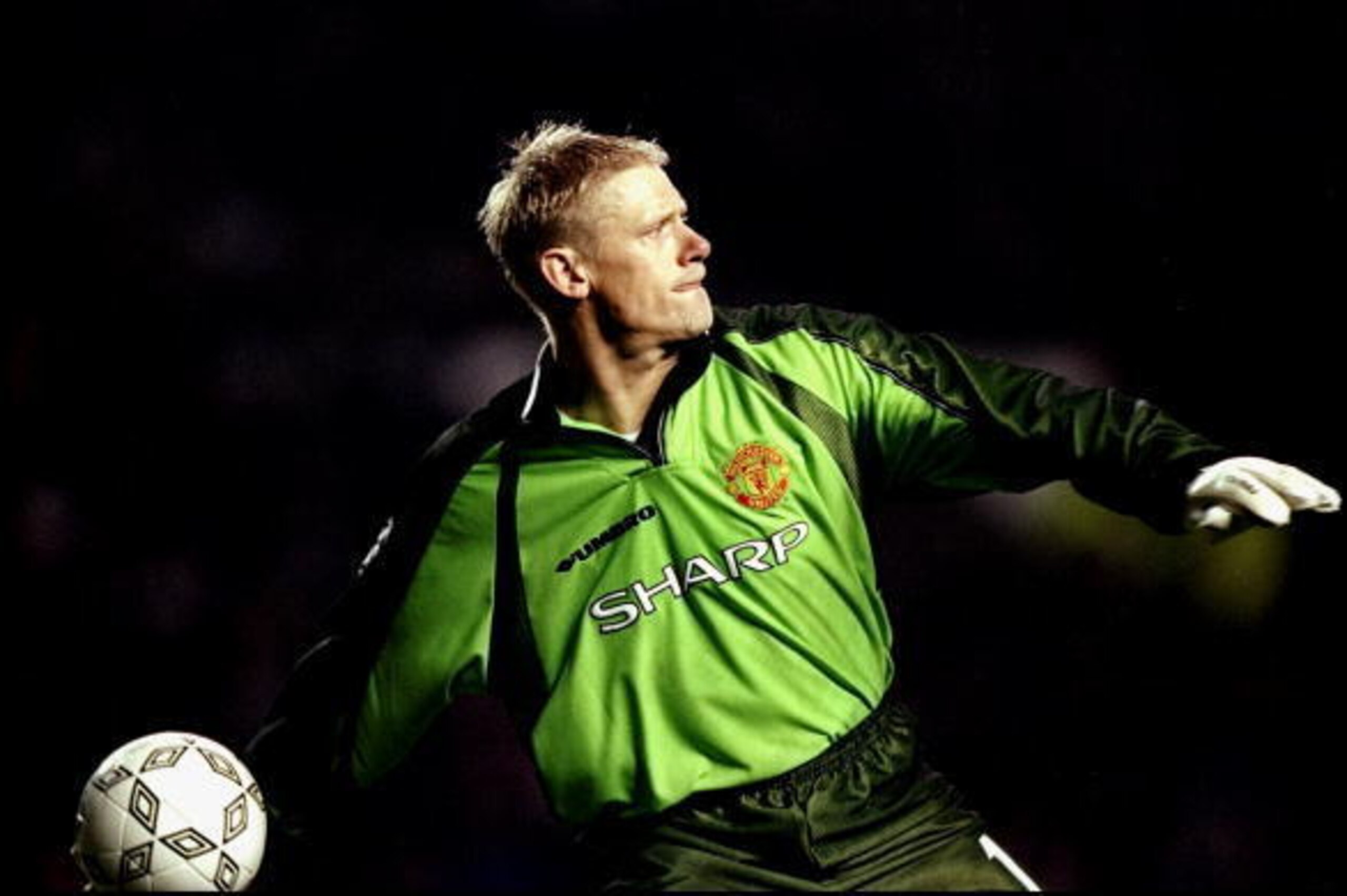 3 Mar 1999:  Peter Schmeichel of Manchester United throws the ball out during the UEFA Champions League quarter-final first leg match against Inter Milan at Old Trafford in Manchester, England. United won 2-0. \ Mandatory Credit: Ben Radford /Allsport