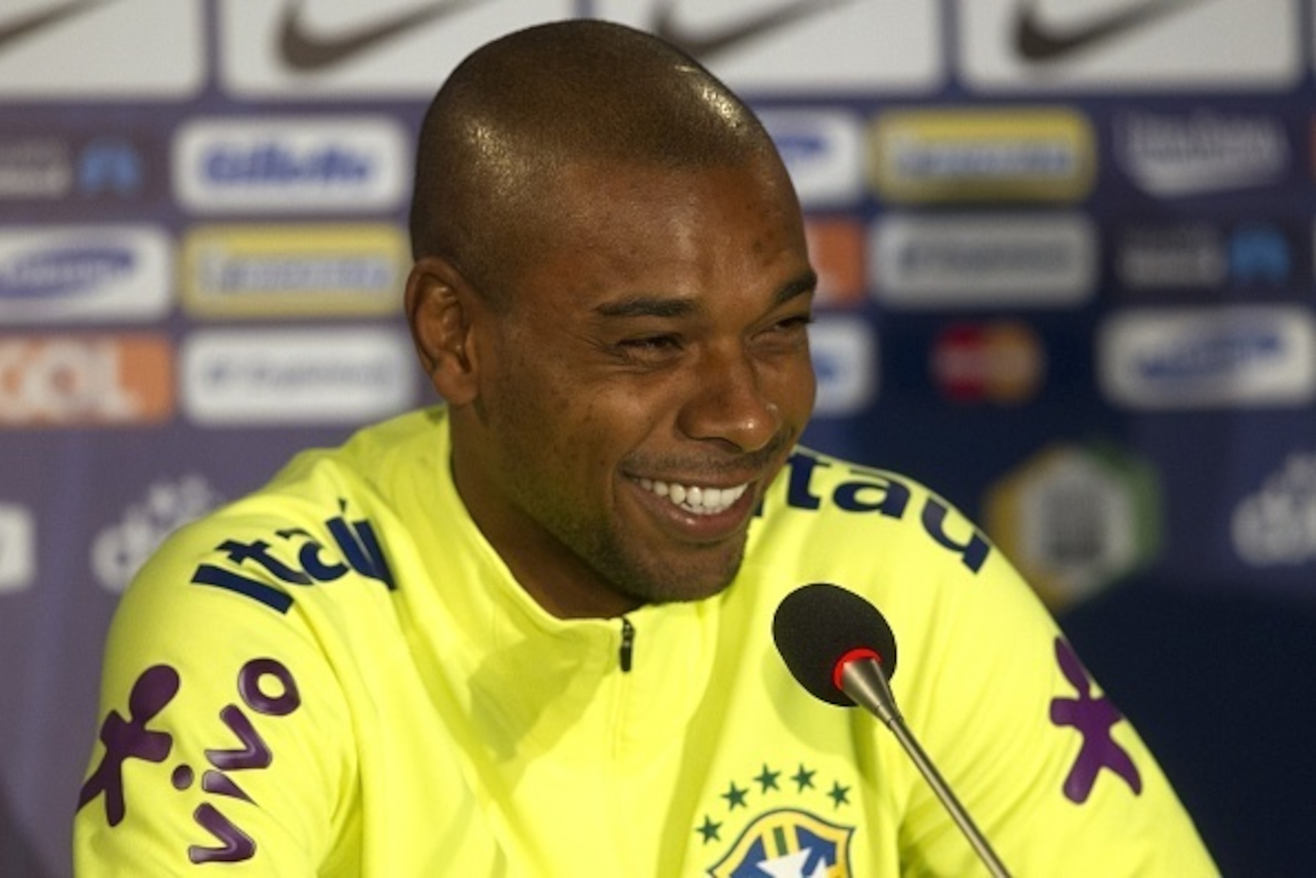 Brazil's national football team player Fernandinho smiles during a press conference at San Carlos de Apoquindo stadium in Santiago, Chile, on October 6, 2015. Brazil will face Chile on October 8 for a  FIFA WC Russia 2018 qualifier match. AFP PHOTO/CLAUDI