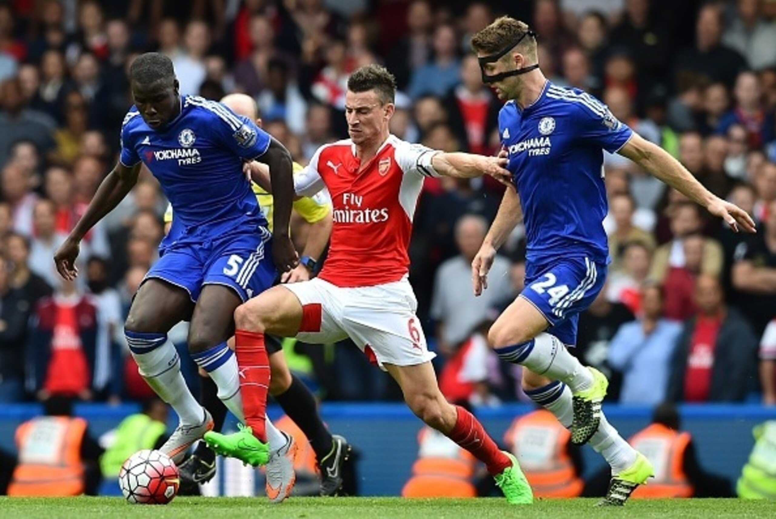 Arsenal's French defender Laurent Koscielny (2nd R) vies with Chelsea's French defender Kurt Zouma and Chelsea's English defender Gary Cahill (R) during the English Premier League football match between Chelsea and Arsenal at Stamford Bridge in London on 