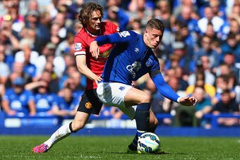 LIVERPOOL, ENGLAND - APRIL 26:  Daley Blind of Manchester United challenges Ross Barkley of Everton during the Barclays Premier League match between Everton and Manchester United at Goodison Park on April 26, 2015 in Liverpool, England.  (Photo by Clive B