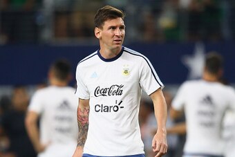 ARLINGTON, TX - SEPTEMBER 08:  Lionel Messi #10 of Argentina during a international friendly against Mexico at AT&T Stadium on September 8, 2015 in Arlington, Texas.  (Photo by Ronald Martinez/Getty Images)