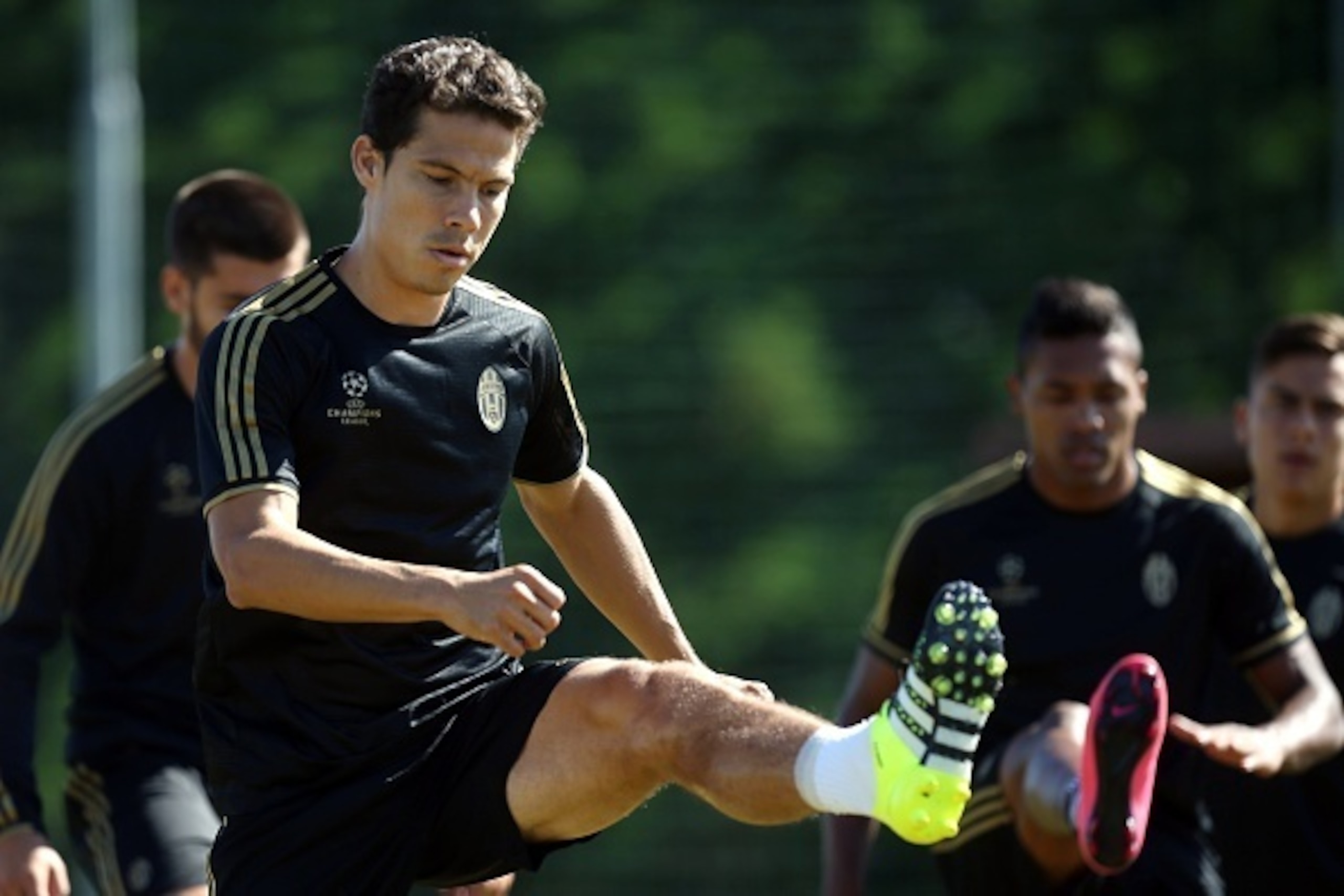 Juventus' Brazilian midfielder Anderson Hernanes (L) takes part in a training session on the eve of the UEFA Champions League football match Manchester City Vs Juventus on September 14, 2015 at the Juventus Training Center in Vinovo, near Turin.  AFP PHOT