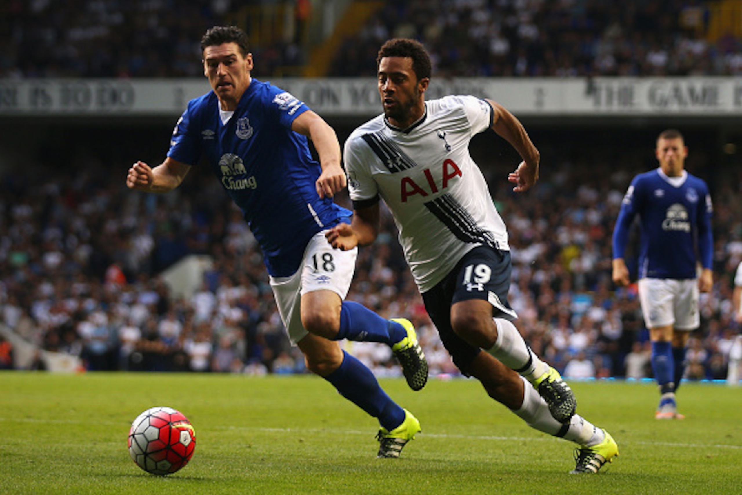 LONDON, ENGLAND - AUGUST 29: Mousa Dembele of Tottenham Hotspur and Gareth Barry of Everton compete for the ball during the Barclays Premier League match between Tottenham Hotspur and Everton at White Hart Lane on August 29, 2015 in London, England.  (Pho