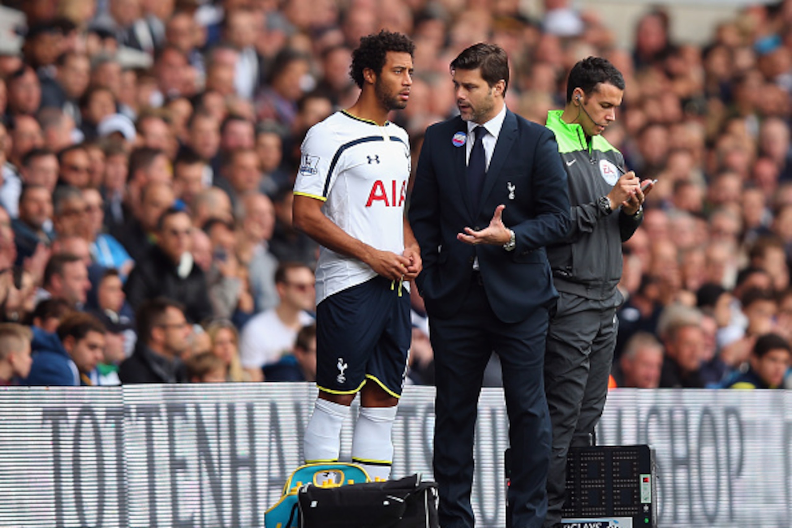 LONDON, ENGLAND - OCTOBER 05:  Tottenham Hotspur Manager Mauricio Pochettino talks to Mousa Dembele during the Barclays Premier League match between Tottenham Hotspur and Southampton at White Hart Lane on October 5, 2014 in London, England.  (Photo by Bry