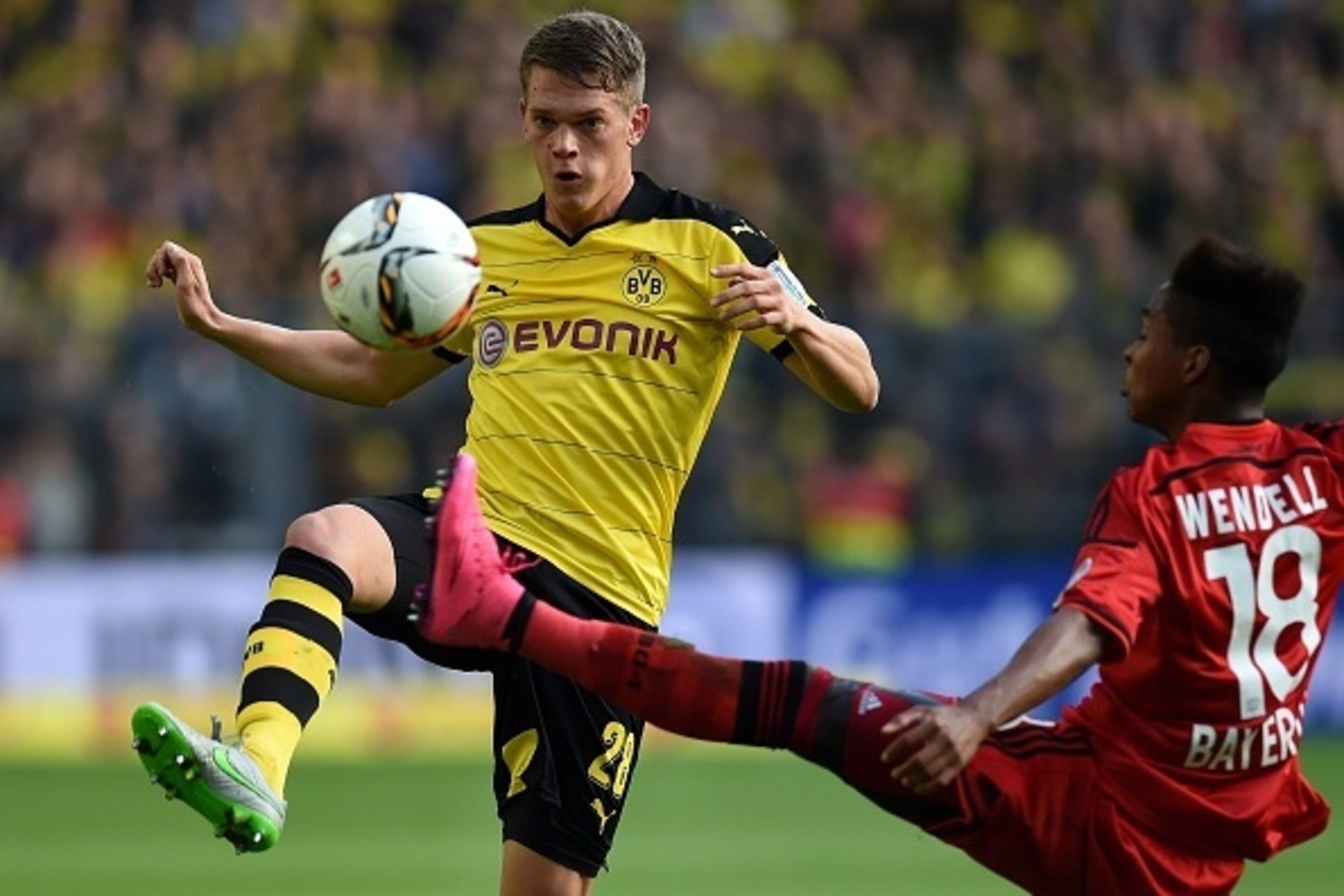 Leverkusen's Brazilian defender Wendell (R) and Dortmund's defender Matthias Ginter vie for the ball during the German first division Bundesliga football match Borussia Dortmund vs Bayer Leverkusen in Dortmund, western Germany on September 20, 2015.  AFP 