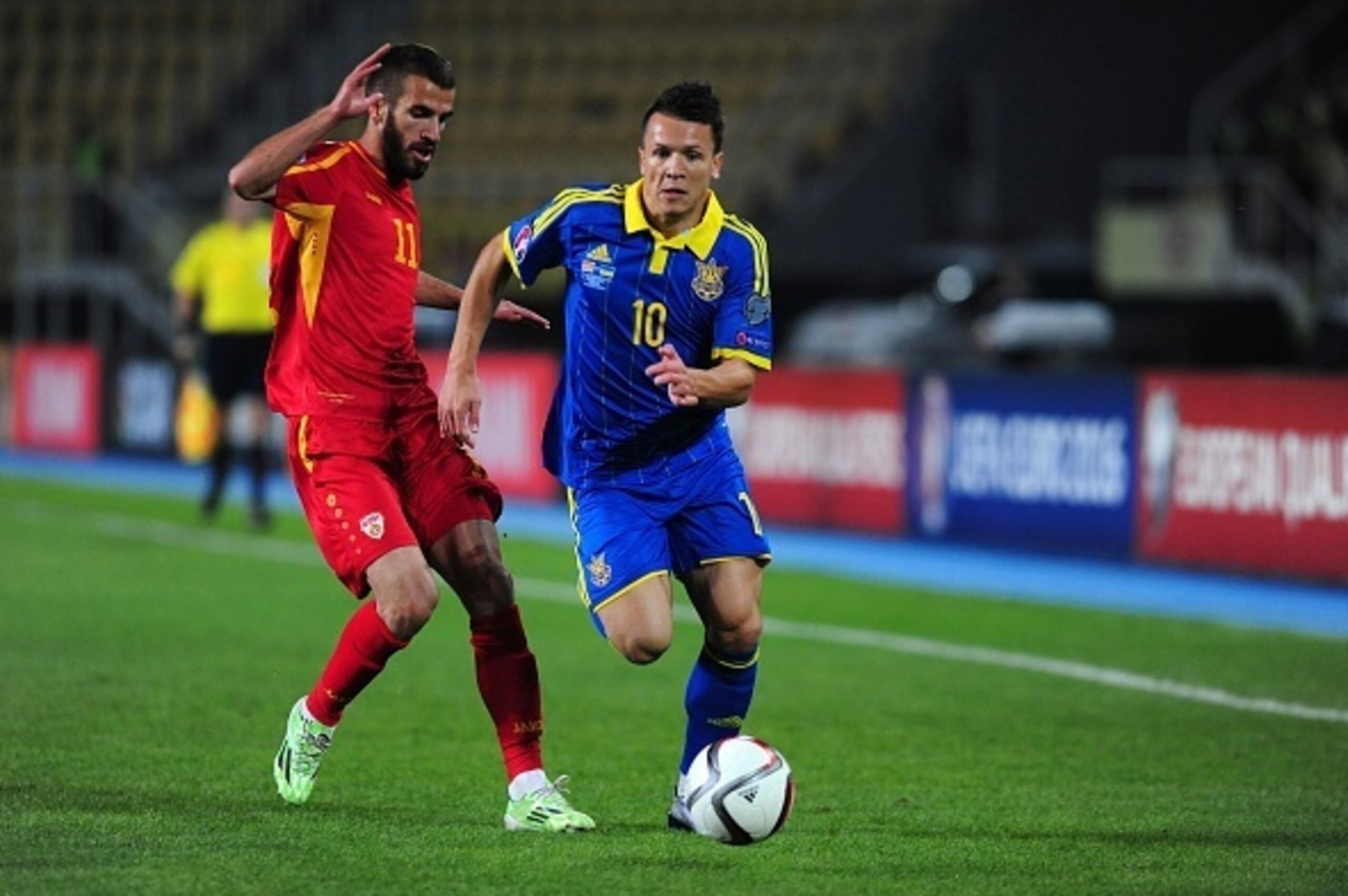 Macedonia's Feran Hasani (L) vies with Ukraine's Yevhen Konoplyanka (R) during the Euro 2016 Group D qualifying football match between Macedonia and Ukraine at Filip II stadium in Skopje on October 9, 2015. AFP  PHOTO / ROBERT ATANASOVSKI        (Photo cr