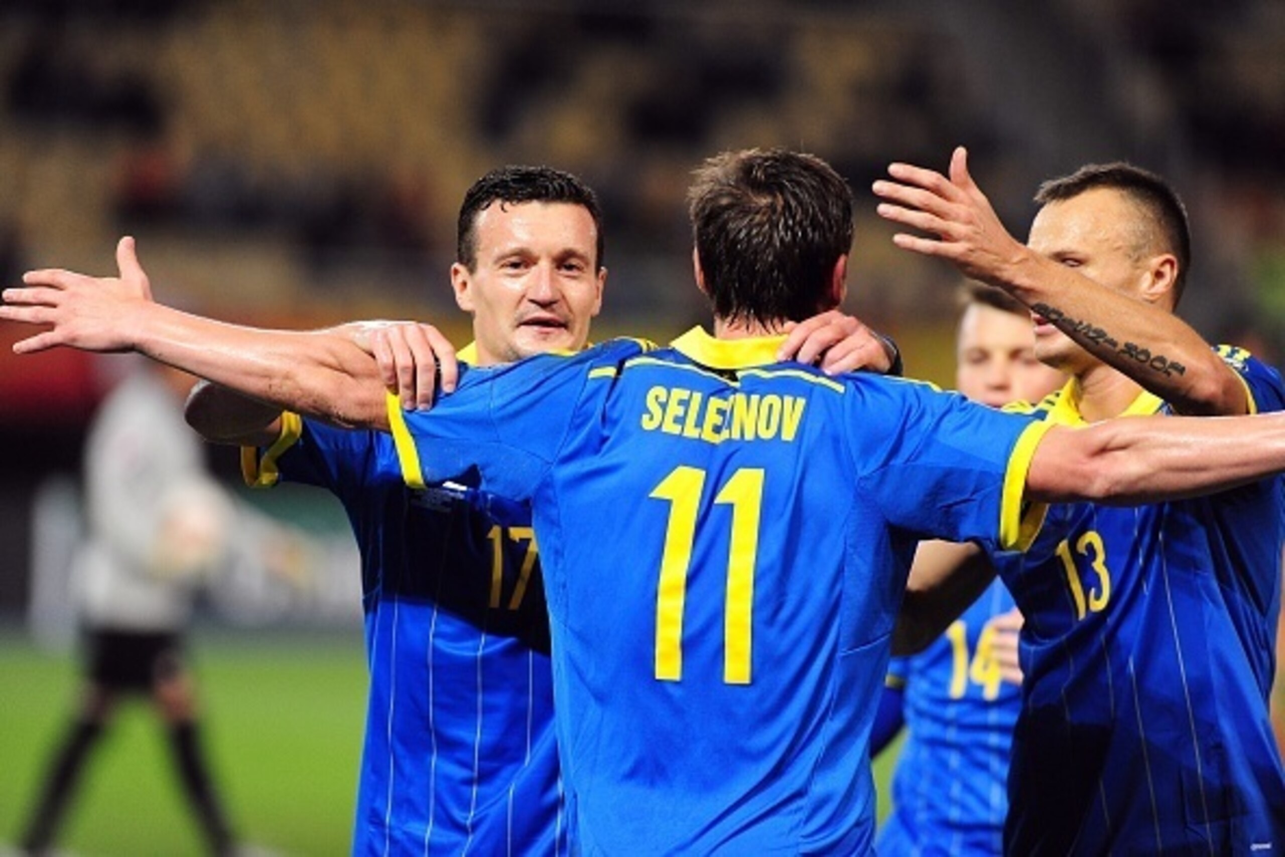 Ukraine's Yevhen Seleznyov (C from behind) celebrates with his teammates after scoring during the Euro 2016 Group D qualifying football match between Macedonia and Ukraine at Filip II stadium in Skopje on October 9, 2015. AFP  PHOTO / ROBERT ATANASOVSKI  