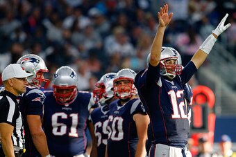 ARLINGTON, TX - OCTOBER 11:  Tom Brady #12 of the New England Patriots signals to the sideline during the second half of the NFL game against the Dallas Cowboys at AT&T Stadium on October 11, 2015 in Arlington, Texas.  (Photo by Mike Stone/Getty Images)