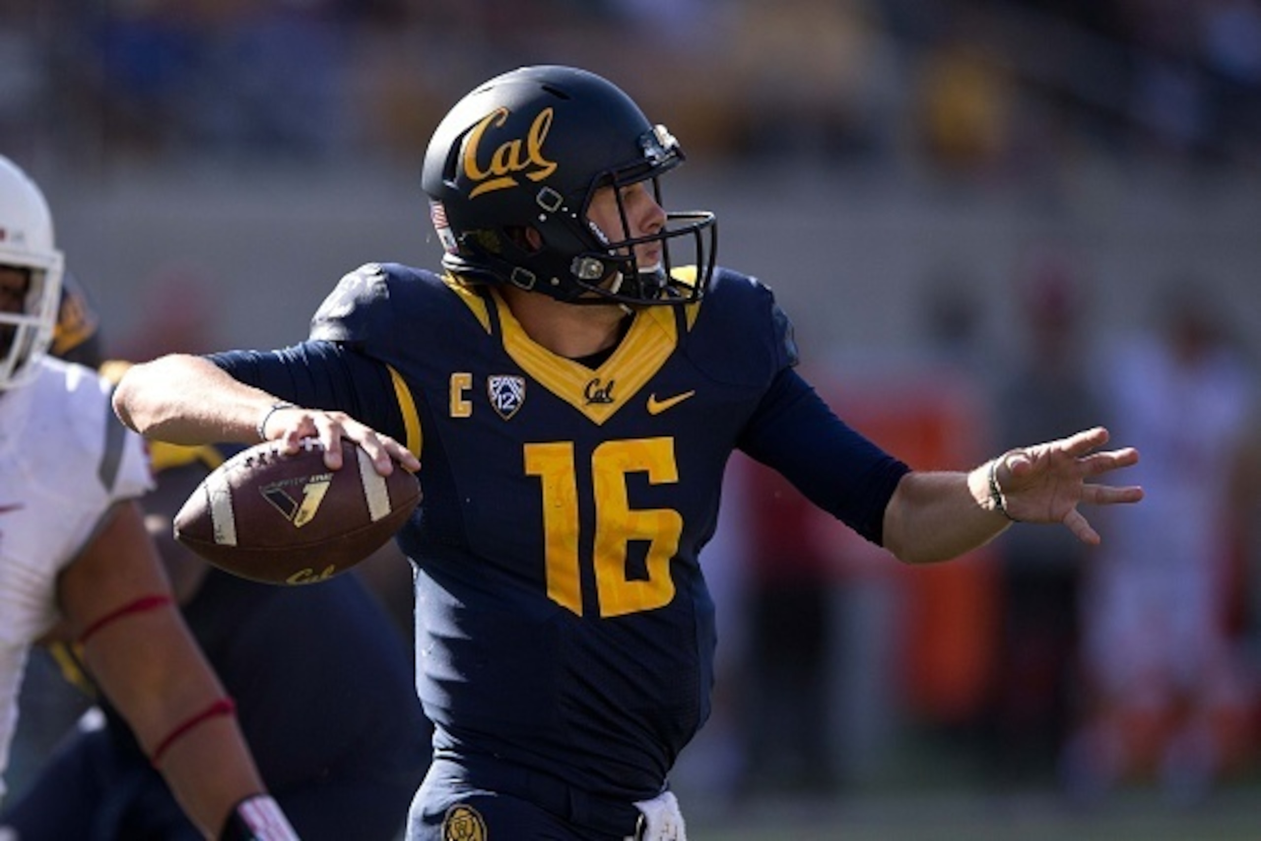 BERKELEY, CA - OCTOBER 03:  Quarterback Jared Goff #16 of the California Golden Bears passes against the Washington State Cougars during the fourth quarter at California Memorial Stadium on October 3, 2015 in Berkeley, California. The California Golden Be