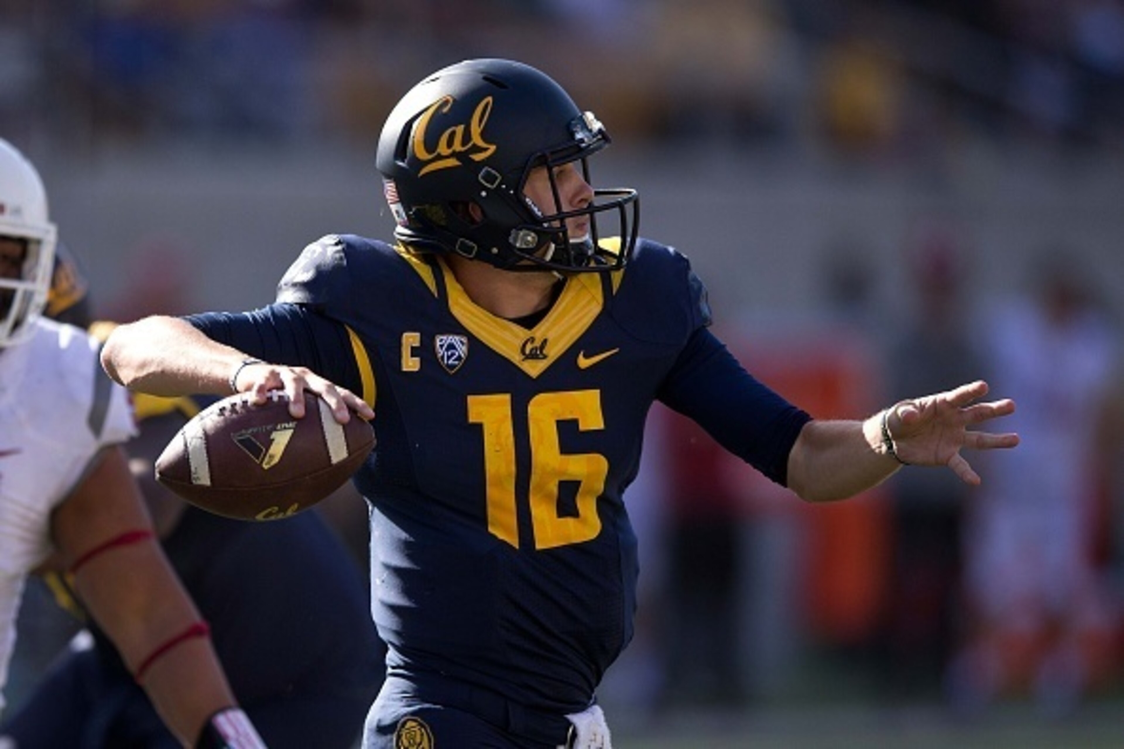BERKELEY, CA - OCTOBER 03:  Quarterback Jared Goff #16 of the California Golden Bears passes against the Washington State Cougars during the fourth quarter at California Memorial Stadium on October 3, 2015 in Berkeley, California. The California Golden Be