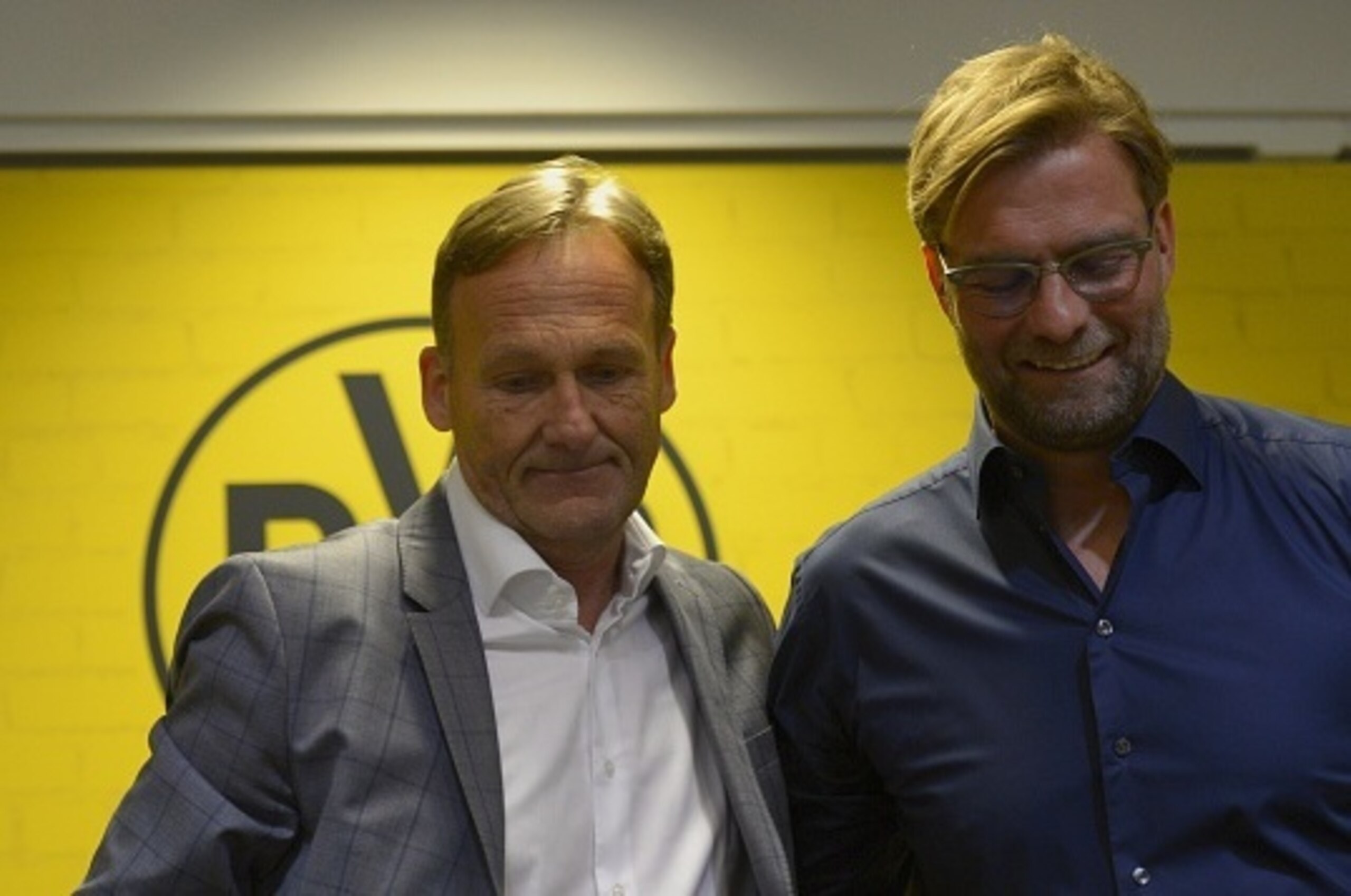 Dortmund's head coach Juergen Klopp (R) and Dortmund's CEO Hans-Joachim Watzke give a press conference on April 15, 2015 in Dortmund, western Germany, to announce that Klopp will step down as coach of German first division Bundesliga football club Borussi