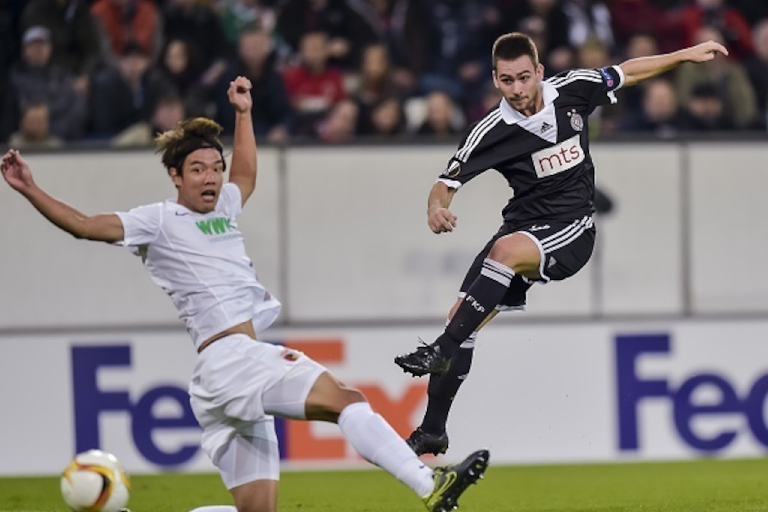 Belgrad's Serbian striker Andrija Zivkovic (R) scores the first goal during the UEFA Europa League first-leg Group L football match FC Augsburg v FK Partizan in Augsburg, southern Germany on October 1, 2015. AFP PHOTO / GUENTER SCHIFFMANN (Photo c Belgrad's Serbian striker Andrija Zivkovic (R) scores the first goal during the UEFA Europa League first-leg Group L football match FC Augsburg v FK Partizan in Augsburg, southern Germany on October 1, 2015. AFP PHOTO / GUENTER SCHIFFMANN (Photo c