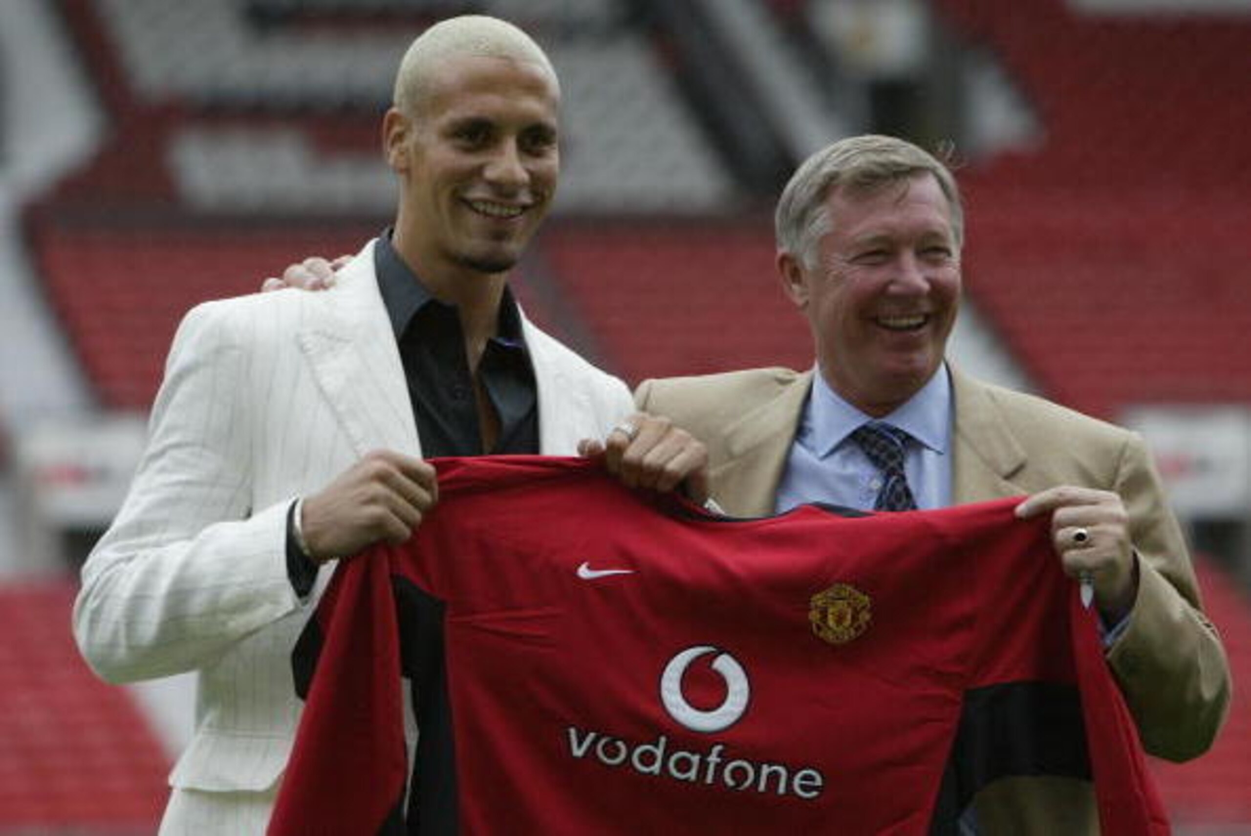 MANCHESTER - JULY 22:  Alex Ferguson, the manager of Manchester United, shares a laugh with new signing Rio Ferdinand at a press conference at Old Trafford, Manchester, England on July 22, 2002. (Photo by Alex Livesey/Getty Images)
