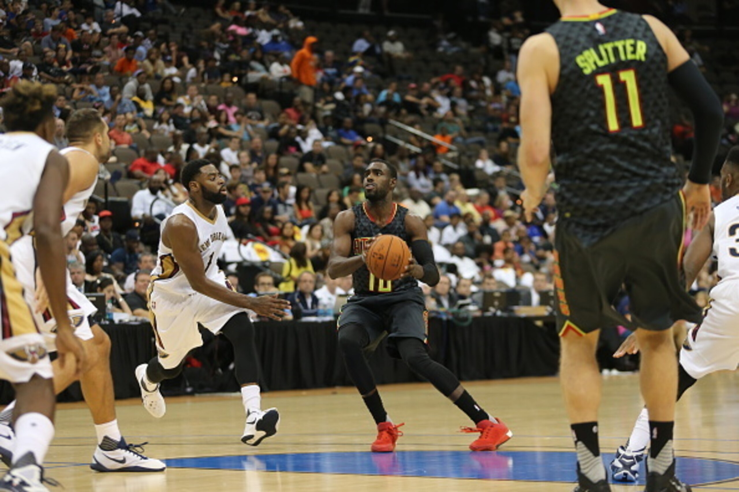 JACKSONVILLE, FL - OCTOBER 9:  Tim Hardaway Jr. #10 of the Atlanta Hawks handles the ball against the New Orleans Pelicans during a preseason game on October 9, 2015 at the Jacksonville Veterans Memorial Arena in Jacksonville, Florida. NOTE TO USER: User 