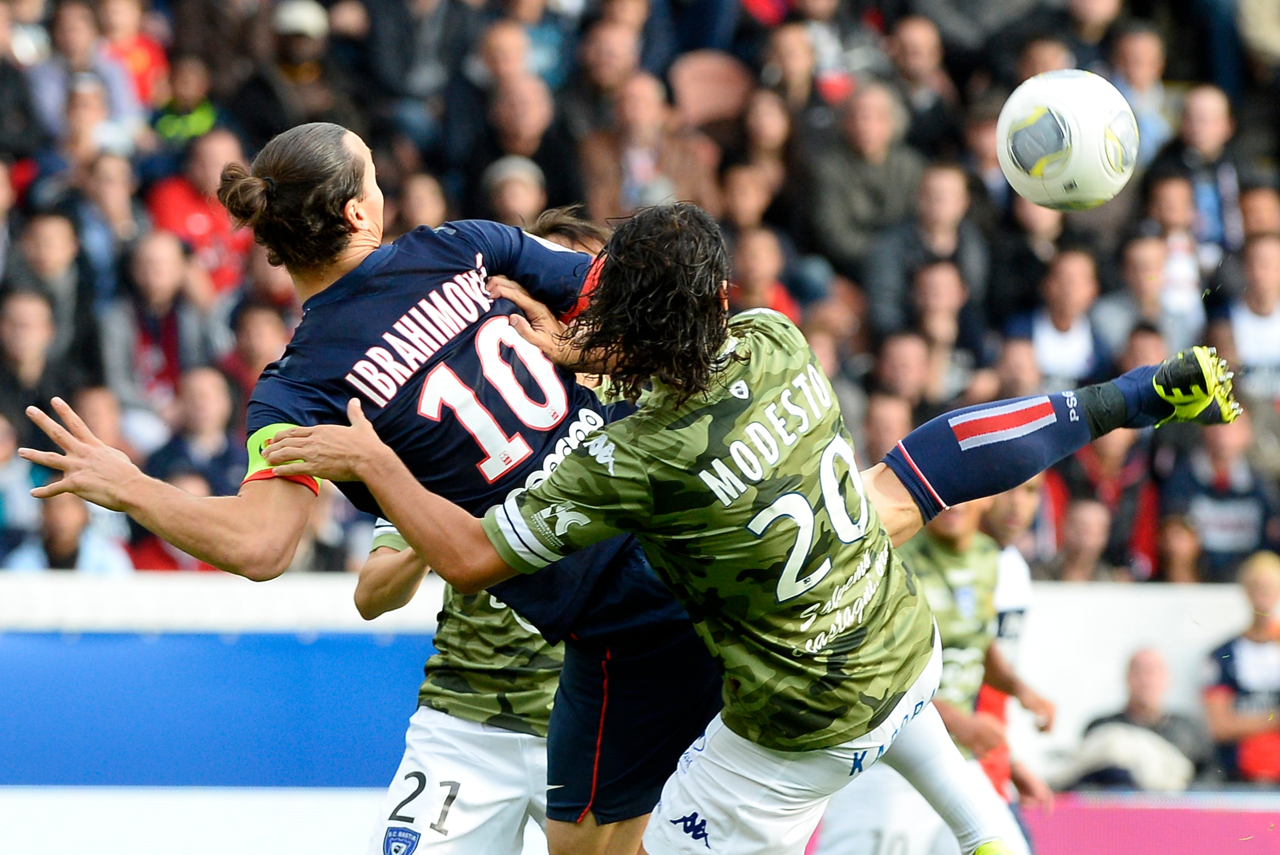 Paris Saint-Germain's Swedish forward Zlatan Ibrahimovic (C) kicks the ball to score during the French L1 football match Paris Saint Germain (PSG) against Bastia (SCB) on October 19, 2013 at the Parc des Princes in Paris. AFP PHOTO / LIONEL BONAVENTURE