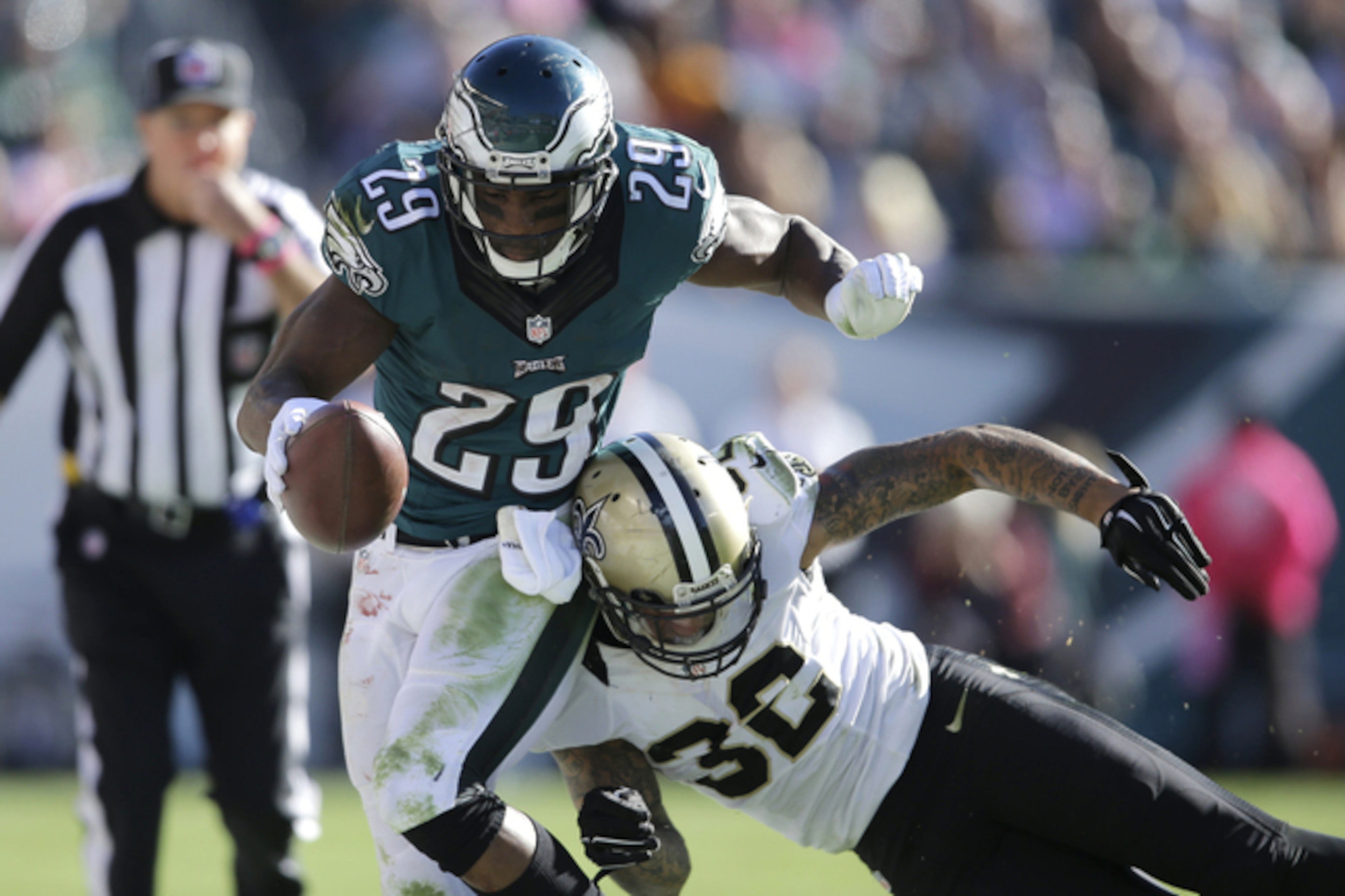 Murray sheds Saints safety Kenny Vaccaro's attempted tackle.