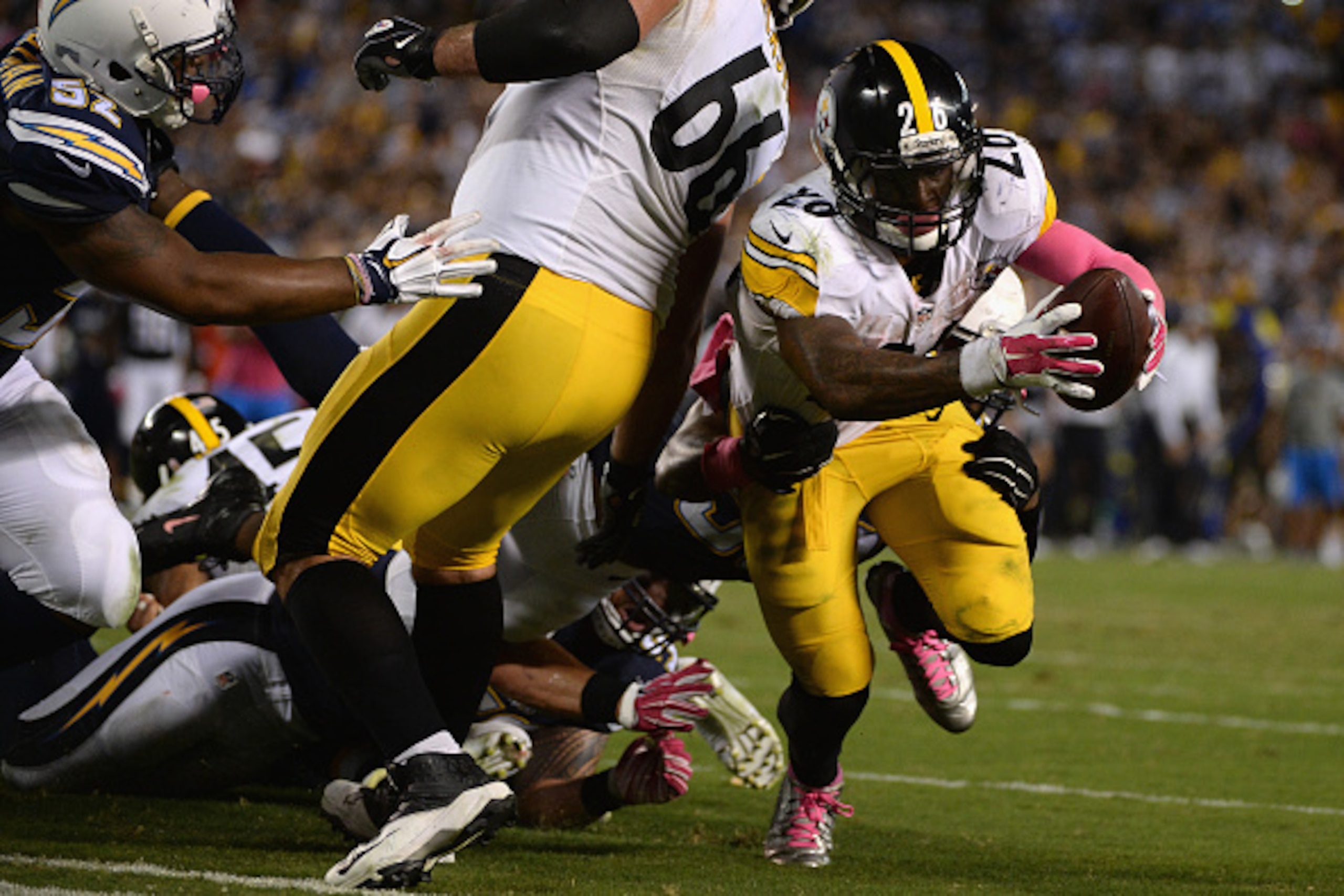 SAN DIEGO, CA - OCTOBER 12:  Running back Le'Veon Bell #26 of the Pittsburgh Steelers scores the game-winning field goal against the San Diego Chargers as the Steelers won 24-20 at Qualcomm Stadium on October 12, 2015 in San Diego, California.  (Photo by 