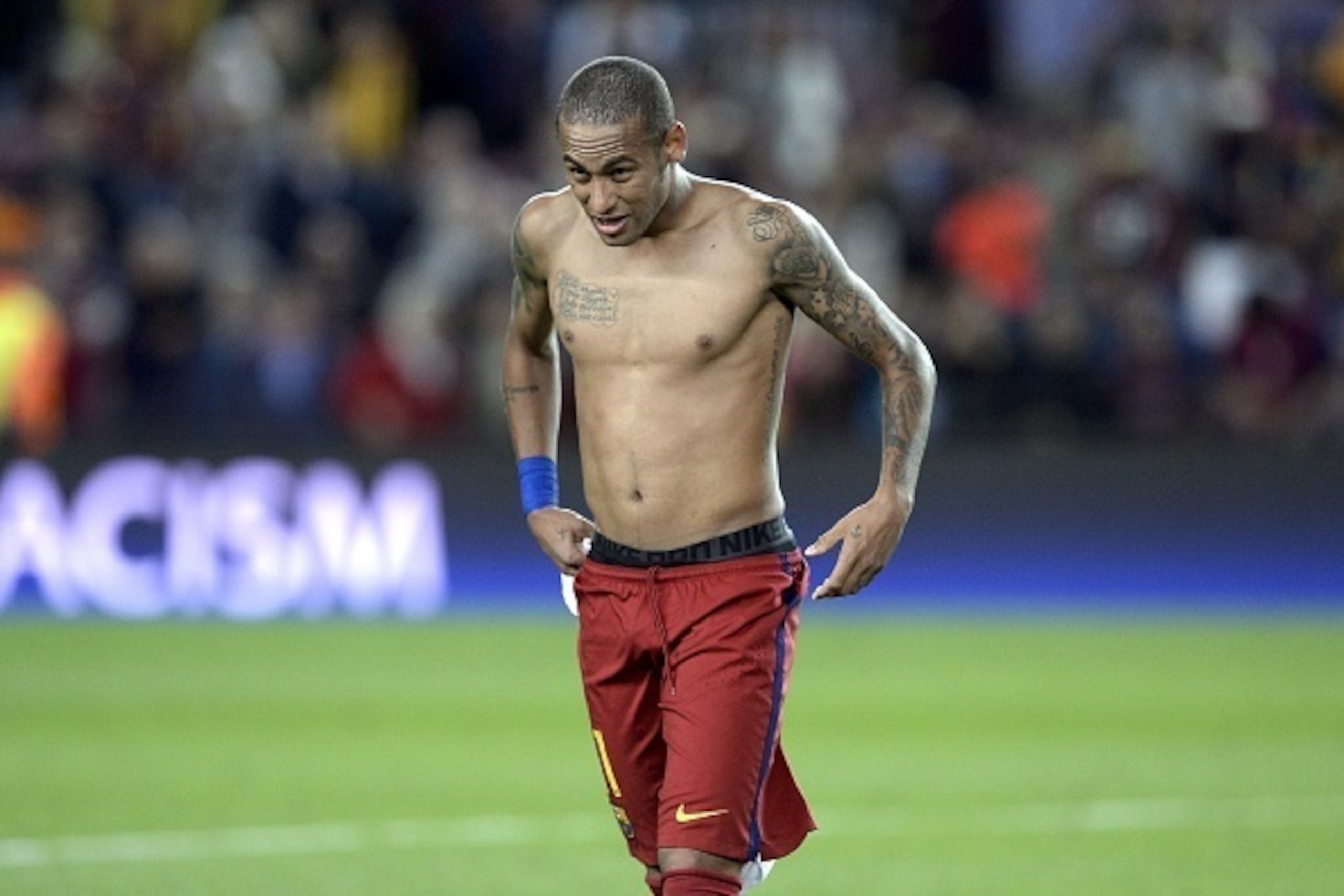 Barcelona's Brazilian forward Neymar da Silva Santos Junior leaves the pitch after the UEFA Champions League football match FC Barcelona vs Bayer Leverkusen at the Camp Nou stadium in Barcelona on September 29, 2015. AFP PHOTO/ JOSEP LAGO        (Photo cr