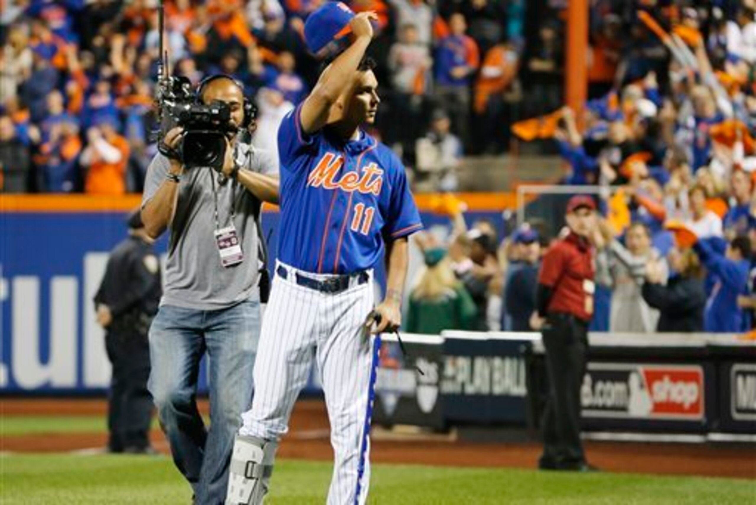 The Mets loved seeing Tejada, with his customized Mets crutch.
