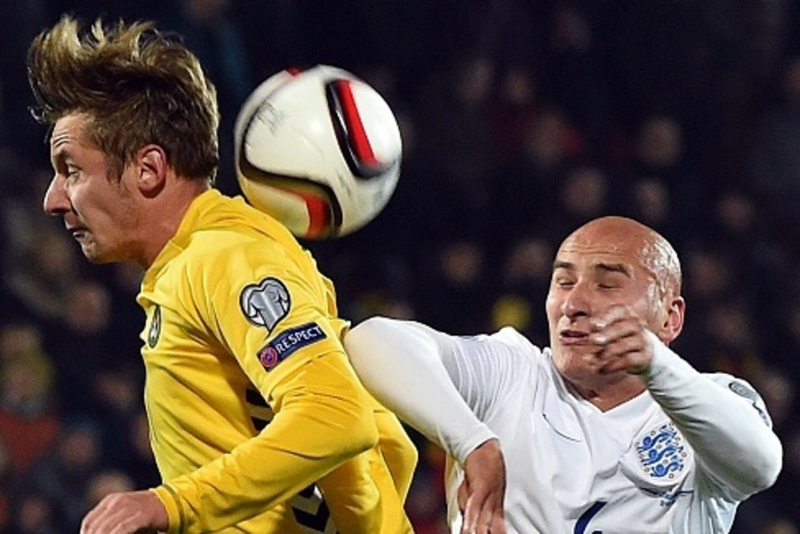 England's Jonjo Shelvey (R) and Lithuania's Arvydas Novikovas vie for a ball during the Euro 2016 Group E qualifying football match between Lithuania and England at LFF stadium in Vilnius on October 12, 2015. AFP PHOTO / JANEK SKARZYNSKI        (Photo cre