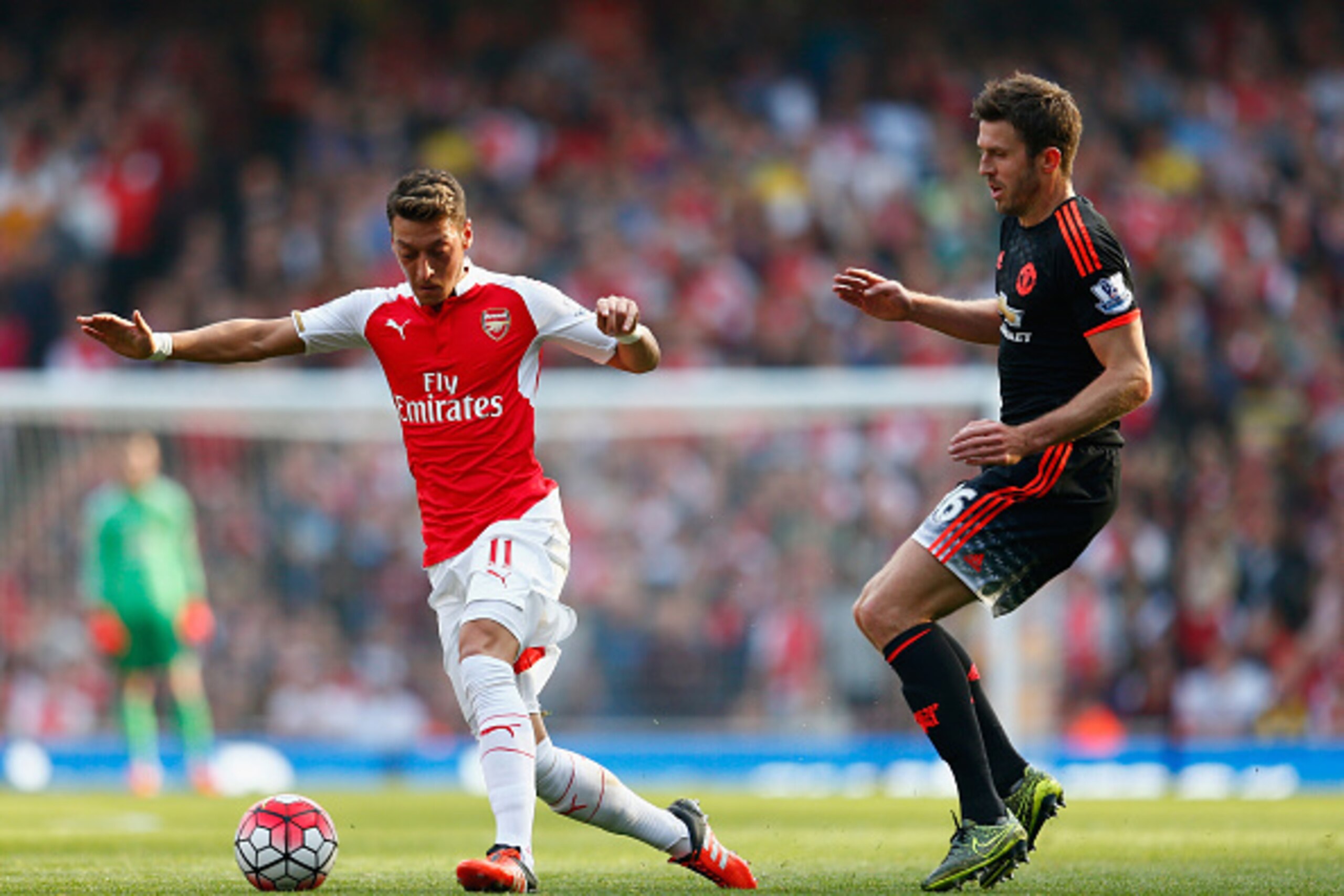 LONDON, ENGLAND - OCTOBER 04:  Mesut Oezil of Arsenal and Michael Carrick of Manchester United during the Barclays Premier League match between Arsenal and Manchester United at Emirates Stadium on October 4, 2015 in London, England.  (Photo by Julian Finn